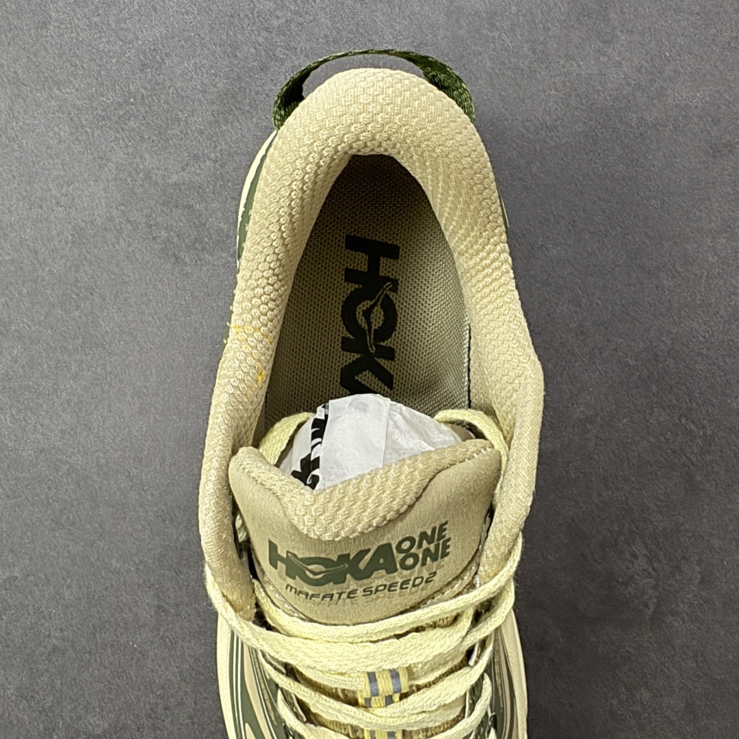 图片[7]-【福利跑量版】HOKA ONE ONE Mafate Speed 2 Low 玛法特2代系列低帮轻量户外越野休闲运动慢跑鞋 HOKA ONE ONE 最近推出了一个胶囊系列 Origin Story 这个系列里的 Mafate Speed 2 可以说让我日思夜想有一阵子了 最近终于拔草 让我来分享一下这双也是上脚赞到爆的越野跑鞋吧 以阿尔卑斯山脉作为主题将亮黄色与蓝色调覆盖在这经典轮廓之上 配色的呈现效果相当亮眼 以至于很多人买这个配色是用来日常搭配的 鞋面采用超轻的无缝架构 轻薄的TPU贴在透气的鞋面材料上 减轻重量同时也保证了支撑性 鞋底则采用滚动平衡技术 引导跑者回归自然步态 祖传的神奇EVA材质中底依旧是一如既往地表现优秀 能提供充足的缓震 作为HOKA家的越野跑鞋 VIBRAM 橡胶大底也是必不可少的 即便在复杂湿滑的地形 依旧能有良好的抓地力及稳定性 鞋带采用了弹性不易松脱的扁宽弹性鞋带 前掌与中掌部分也进行了加宽 也更加适合亚洲人的脚型 是一款十分全面且足够强悍的户外硬核越野鞋 而这双极其亮眼的越野跑鞋恰好又是在江山一百中参赛的UTMB冠军 Ludovic POMMERET 夺冠时穿着的战靴 这就让它变得更加有吸引力了 用来日常搭配的话短裤是基本不挑 长裤我个人推荐阔腿裤 工装裤以及各种长筒牛仔裤都可以 尺码：36 36.5 37.5 38 38.5 39 40 40.5 41 42 42.5 43 44 44.5 45-选品中心