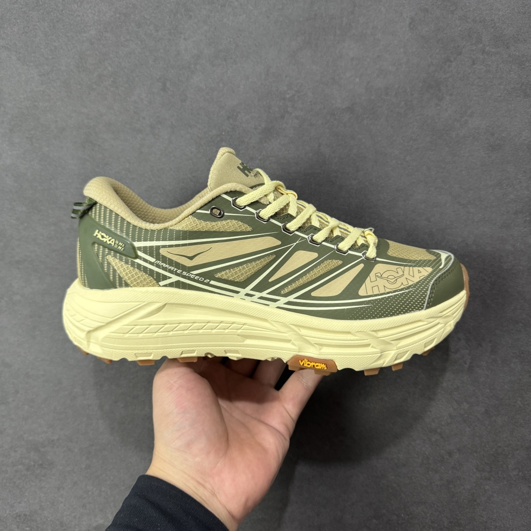 【福利跑量版】HOKA ONE ONE Mafate Speed 2 Low 玛法特2代系列低帮轻量户外越野休闲运动慢跑鞋 HOKA ONE ONE 最近推出了一个胶囊系列 Origin Story 这个系列里的 Mafate Speed 2 可以说让我日思夜想有一阵子了 最近终于拔草 让我来分享一下这双也是上脚赞到爆的越野跑鞋吧 以阿尔卑斯山脉作为主题将亮黄色与蓝色调覆盖在这经典轮廓之上 配色的呈现效果相当亮眼 以至于很多人买这个配色是用来日常搭配的 鞋面采用超轻的无缝架构 轻薄的TPU贴在透气的鞋面材料上 减轻重量同时也保证了支撑性 鞋底则采用滚动平衡技术 引导跑者回归自然步态 祖传的神奇EVA材质中底依旧是一如既往地表现优秀 能提供充足的缓震 作为HOKA家的越野跑鞋 VIBRAM 橡胶大底也是必不可少的 即便在复杂湿滑的地形 依旧能有良好的抓地力及稳定性 鞋带采用了弹性不易松脱的扁宽弹性鞋带 前掌与中掌部分也进行了加宽 也更加适合亚洲人的脚型 是一款十分全面且足够强悍的户外硬核越野鞋 而这双极其亮眼的越野跑鞋恰好又是在江山一百中参赛的UTMB冠军 Ludovic POMMERET 夺冠时穿着的战靴 这就让它变得更加有吸引力了 用来日常搭配的话短裤是基本不挑 长裤我个人推荐阔腿裤 工装裤以及各种长筒牛仔裤都可以 尺码:36 36.5 37.5 38 38.5 39 40 40.5 41 42 42.5 43 44 44.5 45-选品中心