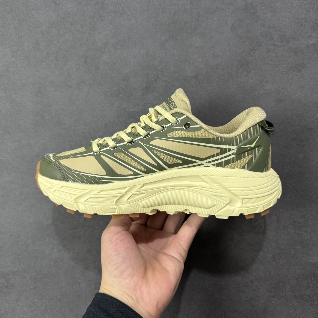 图片[2]-【福利跑量版】HOKA ONE ONE Mafate Speed 2 Low 玛法特2代系列低帮轻量户外越野休闲运动慢跑鞋 HOKA ONE ONE 最近推出了一个胶囊系列 Origin Story 这个系列里的 Mafate Speed 2 可以说让我日思夜想有一阵子了 最近终于拔草 让我来分享一下这双也是上脚赞到爆的越野跑鞋吧 以阿尔卑斯山脉作为主题将亮黄色与蓝色调覆盖在这经典轮廓之上 配色的呈现效果相当亮眼 以至于很多人买这个配色是用来日常搭配的 鞋面采用超轻的无缝架构 轻薄的TPU贴在透气的鞋面材料上 减轻重量同时也保证了支撑性 鞋底则采用滚动平衡技术 引导跑者回归自然步态 祖传的神奇EVA材质中底依旧是一如既往地表现优秀 能提供充足的缓震 作为HOKA家的越野跑鞋 VIBRAM 橡胶大底也是必不可少的 即便在复杂湿滑的地形 依旧能有良好的抓地力及稳定性 鞋带采用了弹性不易松脱的扁宽弹性鞋带 前掌与中掌部分也进行了加宽 也更加适合亚洲人的脚型 是一款十分全面且足够强悍的户外硬核越野鞋 而这双极其亮眼的越野跑鞋恰好又是在江山一百中参赛的UTMB冠军 Ludovic POMMERET 夺冠时穿着的战靴 这就让它变得更加有吸引力了 用来日常搭配的话短裤是基本不挑 长裤我个人推荐阔腿裤 工装裤以及各种长筒牛仔裤都可以 尺码：36 36.5 37.5 38 38.5 39 40 40.5 41 42 42.5 43 44 44.5 45-选品中心