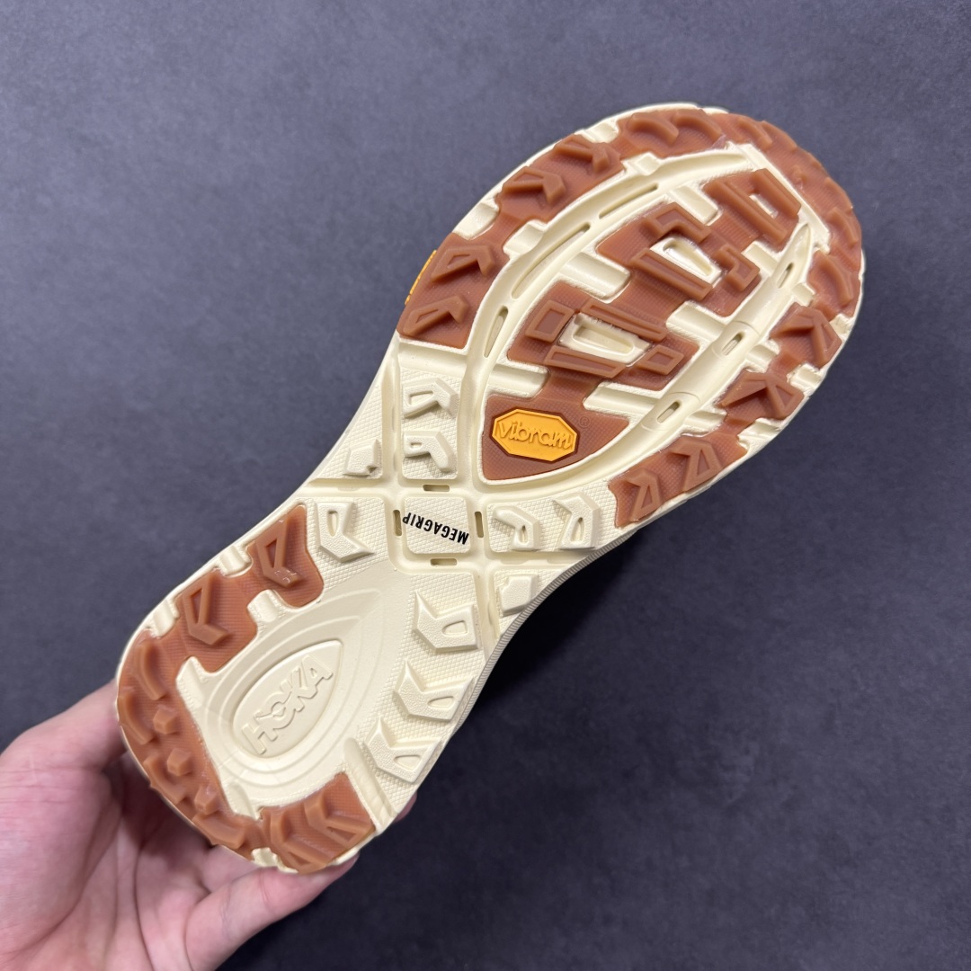 图片[9]-【福利跑量版】HOKA ONE ONE Mafate Speed 2 Low 玛法特2代系列低帮轻量户外越野休闲运动慢跑鞋 HOKA ONE ONE 最近推出了一个胶囊系列 Origin Story 这个系列里的 Mafate Speed 2 可以说让我日思夜想有一阵子了 最近终于拔草 让我来分享一下这双也是上脚赞到爆的越野跑鞋吧 以阿尔卑斯山脉作为主题将亮黄色与蓝色调覆盖在这经典轮廓之上 配色的呈现效果相当亮眼 以至于很多人买这个配色是用来日常搭配的 鞋面采用超轻的无缝架构 轻薄的TPU贴在透气的鞋面材料上 减轻重量同时也保证了支撑性 鞋底则采用滚动平衡技术 引导跑者回归自然步态 祖传的神奇EVA材质中底依旧是一如既往地表现优秀 能提供充足的缓震 作为HOKA家的越野跑鞋 VIBRAM 橡胶大底也是必不可少的 即便在复杂湿滑的地形 依旧能有良好的抓地力及稳定性 鞋带采用了弹性不易松脱的扁宽弹性鞋带 前掌与中掌部分也进行了加宽 也更加适合亚洲人的脚型 是一款十分全面且足够强悍的户外硬核越野鞋 而这双极其亮眼的越野跑鞋恰好又是在江山一百中参赛的UTMB冠军 Ludovic POMMERET 夺冠时穿着的战靴 这就让它变得更加有吸引力了 用来日常搭配的话短裤是基本不挑 长裤我个人推荐阔腿裤 工装裤以及各种长筒牛仔裤都可以 尺码：36 36.5 37.5 38 38.5 39 40 40.5 41 42 42.5 43 44 44.5 45-选品中心