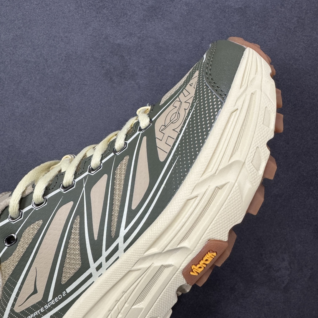 图片[5]-【福利跑量版】HOKA ONE ONE Mafate Speed 2 Low 玛法特2代系列低帮轻量户外越野休闲运动慢跑鞋 HOKA ONE ONE 最近推出了一个胶囊系列 Origin Story 这个系列里的 Mafate Speed 2 可以说让我日思夜想有一阵子了 最近终于拔草 让我来分享一下这双也是上脚赞到爆的越野跑鞋吧 以阿尔卑斯山脉作为主题将亮黄色与蓝色调覆盖在这经典轮廓之上 配色的呈现效果相当亮眼 以至于很多人买这个配色是用来日常搭配的 鞋面采用超轻的无缝架构 轻薄的TPU贴在透气的鞋面材料上 减轻重量同时也保证了支撑性 鞋底则采用滚动平衡技术 引导跑者回归自然步态 祖传的神奇EVA材质中底依旧是一如既往地表现优秀 能提供充足的缓震 作为HOKA家的越野跑鞋 VIBRAM 橡胶大底也是必不可少的 即便在复杂湿滑的地形 依旧能有良好的抓地力及稳定性 鞋带采用了弹性不易松脱的扁宽弹性鞋带 前掌与中掌部分也进行了加宽 也更加适合亚洲人的脚型 是一款十分全面且足够强悍的户外硬核越野鞋 而这双极其亮眼的越野跑鞋恰好又是在江山一百中参赛的UTMB冠军 Ludovic POMMERET 夺冠时穿着的战靴 这就让它变得更加有吸引力了 用来日常搭配的话短裤是基本不挑 长裤我个人推荐阔腿裤 工装裤以及各种长筒牛仔裤都可以 尺码：36 36.5 37.5 38 38.5 39 40 40.5 41 42 42.5 43 44 44.5 45-选品中心