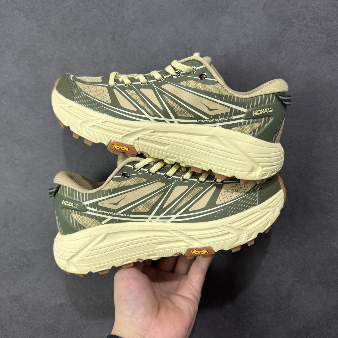 图片[14]-【福利跑量版】HOKA ONE ONE Mafate Speed 2 Low 玛法特2代系列低帮轻量户外越野休闲运动慢跑鞋 HOKA ONE ONE 最近推出了一个胶囊系列 Origin Story 这个系列里的 Mafate Speed 2 可以说让我日思夜想有一阵子了 最近终于拔草 让我来分享一下这双也是上脚赞到爆的越野跑鞋吧 以阿尔卑斯山脉作为主题将亮黄色与蓝色调覆盖在这经典轮廓之上 配色的呈现效果相当亮眼 以至于很多人买这个配色是用来日常搭配的 鞋面采用超轻的无缝架构 轻薄的TPU贴在透气的鞋面材料上 减轻重量同时也保证了支撑性 鞋底则采用滚动平衡技术 引导跑者回归自然步态 祖传的神奇EVA材质中底依旧是一如既往地表现优秀 能提供充足的缓震 作为HOKA家的越野跑鞋 VIBRAM 橡胶大底也是必不可少的 即便在复杂湿滑的地形 依旧能有良好的抓地力及稳定性 鞋带采用了弹性不易松脱的扁宽弹性鞋带 前掌与中掌部分也进行了加宽 也更加适合亚洲人的脚型 是一款十分全面且足够强悍的户外硬核越野鞋 而这双极其亮眼的越野跑鞋恰好又是在江山一百中参赛的UTMB冠军 Ludovic POMMERET 夺冠时穿着的战靴 这就让它变得更加有吸引力了 用来日常搭配的话短裤是基本不挑 长裤我个人推荐阔腿裤 工装裤以及各种长筒牛仔裤都可以 尺码：36 36.5 37.5 38 38.5 39 40 40.5 41 42 42.5 43 44 44.5 45-选品中心