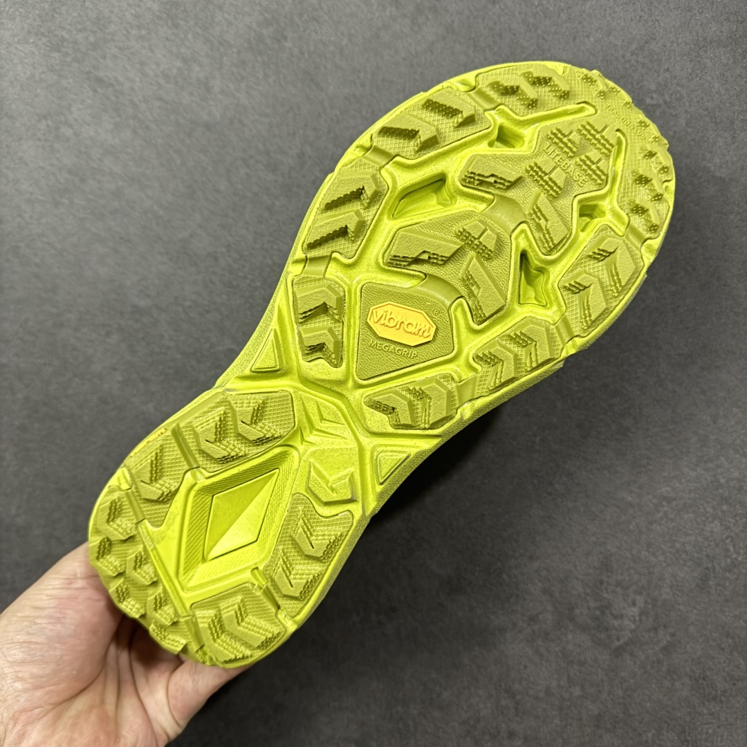 图片[9]-【福利跑量版】Satisfy xHOKA ONE ONE Mafate Speed 4 玛法特4系列低帮厚底轻量户外越野运动慢跑鞋 采用半透明轻量化纱网热熔面料材质 搭载轻量化材料超轻量泡棉中底 外置V版橡胶防滑黄金大底 此球鞋继承了HOKA的经典越野鞋型MAFATE SPEED4的设计 更在此基础上进行了创新和提升 使得它既适合户外越野跑，又充满了时尚潮流的元素。它的半透明鞋面设计 不仅让鞋身看起来更加轻便 而且提供了良好的透气性 而保护性的防撕裂尼龙面料，则确保了在复杂地形中的耐用性。 双层ProFly™中底的 用，是这款鞋的另一个亮点。 VIBRAM MEGAGRIP®及 LITEBASE®大底的搭载，更是让这款鞋在保持高抓地力的 减轻了鞋底的重量 尺码： 36 36.5 37.5 38 38.5 39 40 40.5 41.5 42 42.5 43 44 44.5 45-选品中心