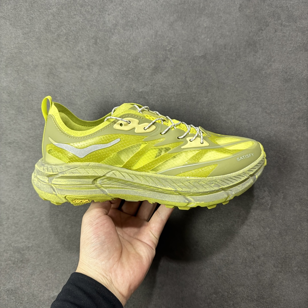 【福利跑量版】Satisfy xHOKA ONE ONE Mafate Speed 4 玛法特4系列低帮厚底轻量户外越野运动慢跑鞋 采用半透明轻量化纱网热熔面料材质 搭载轻量化材料超轻量泡棉中底 外置V版橡胶防滑黄金大底 此球鞋继承了HOKA的经典越野鞋型MAFATE SPEED4的设计 更在此基础上进行了创新和提升 使得它既适合户外越野跑,又充满了时尚潮流的元素。它的半透明鞋面设计 不仅让鞋身看起来更加轻便 而且提供了良好的透气性 而保护性的防撕裂尼龙面料,则确保了在复杂地形中的耐用性。 双层ProFly™中底的 用,是这款鞋的另一个亮点。 VIBRAM MEGAGRIP®及 LITEBASE®大底的搭载,更是让这款鞋在保持高抓地力的 减轻了鞋底的重量 尺码: 36 36.5 37.5 38 38.5 39 40 40.5 41.5 42 42.5 43 44 44.5 45-选品中心