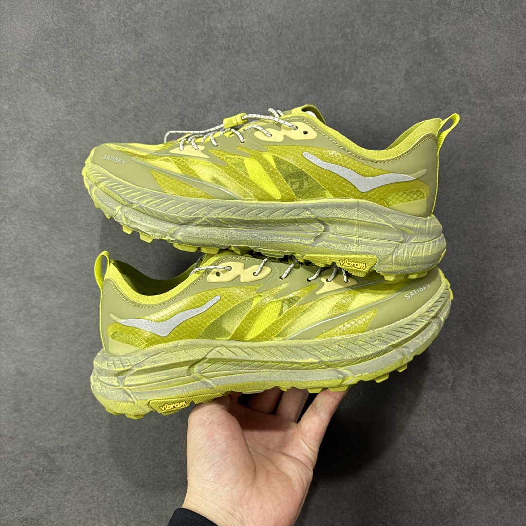 图片[15]-【福利跑量版】HOKA ONE ONE Mafate Speed 2 Low 玛法特2代系列低帮轻量户外越野休闲运动慢跑鞋 HOKA ONE ONE 最近推出了一个胶囊系列 Origin Story 这个系列里的 Mafate Speed 2 可以说让我日思夜想有一阵子了 最近终于拔草 让我来分享一下这双也是上脚赞到爆的越野跑鞋吧 以阿尔卑斯山脉作为主题将亮黄色与蓝色调覆盖在这经典轮廓之上 配色的呈现效果相当亮眼 以至于很多人买这个配色是用来日常搭配的 鞋面采用超轻的无缝架构 轻薄的TPU贴在透气的鞋面材料上 减轻重量同时也保证了支撑性 鞋底则采用滚动平衡技术 引导跑者回归自然步态 祖传的神奇EVA材质中底依旧是一如既往地表现优秀 能提供充足的缓震 作为HOKA家的越野跑鞋 VIBRAM 橡胶大底也是必不可少的 即便在复杂湿滑的地形 依旧能有良好的抓地力及稳定性 鞋带采用了弹性不易松脱的扁宽弹性鞋带 前掌与中掌部分也进行了加宽 也更加适合亚洲人的脚型 是一款十分全面且足够强悍的户外硬核越野鞋 而这双极其亮眼的越野跑鞋恰好又是在江山一百中参赛的UTMB冠军 Ludovic POMMERET 夺冠时穿着的战靴 这就让它变得更加有吸引力了 用来日常搭配的话短裤是基本不挑 长裤我个人推荐阔腿裤 工装裤以及各种长筒牛仔裤都可以 尺码：36 36.5 37.5 38 38.5 39 40 40.5 41 42 42.5 43 44 44.5 45-选品中心