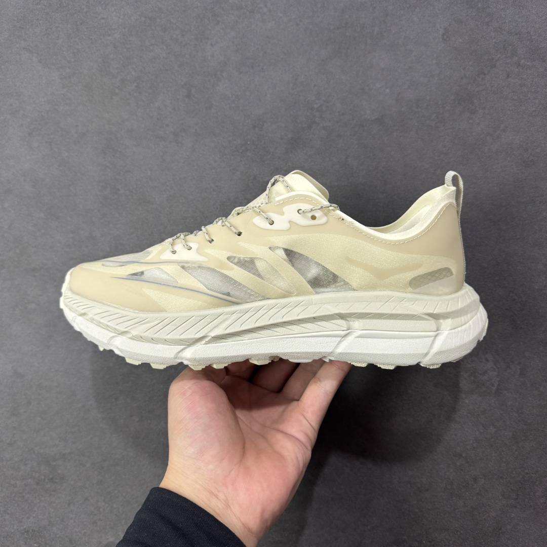 图片[2]-【福利跑量版】Satisfy xHOKA ONE ONE Mafate Speed 4 玛法特4系列低帮厚底轻量户外越野运动慢跑鞋 采用半透明轻量化纱网热熔面料材质 搭载轻量化材料超轻量泡棉中底 外置V版橡胶防滑黄金大底 此球鞋继承了HOKA的经典越野鞋型MAFATE SPEED4的设计 更在此基础上进行了创新和提升 使得它既适合户外越野跑，又充满了时尚潮流的元素。它的半透明鞋面设计 不仅让鞋身看起来更加轻便 而且提供了良好的透气性 而保护性的防撕裂尼龙面料，则确保了在复杂地形中的耐用性。 双层ProFly™中底的 用，是这款鞋的另一个亮点。 VIBRAM MEGAGRIP®及 LITEBASE®大底的搭载，更是让这款鞋在保持高抓地力的 减轻了鞋底的重量 尺码： 36 36.5 37.5 38 38.5 39 40 40.5 41.5 42 42.5 43 44 44.5 45-选品中心