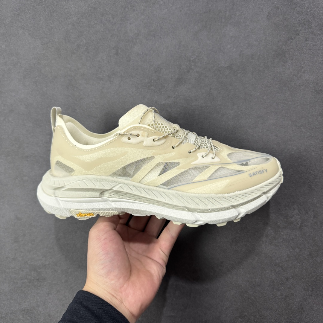 【福利跑量版】Satisfy xHOKA ONE ONE Mafate Speed 4 玛法特4系列低帮厚底轻量户外越野运动慢跑鞋 采用半透明轻量化纱网热熔面料材质 搭载轻量化材料超轻量泡棉中底 外置V版橡胶防滑黄金大底 此球鞋继承了HOKA的经典越野鞋型MAFATE SPEED4的设计 更在此基础上进行了创新和提升 使得它既适合户外越野跑,又充满了时尚潮流的元素。它的半透明鞋面设计 不仅让鞋身看起来更加轻便 而且提供了良好的透气性 而保护性的防撕裂尼龙面料,则确保了在复杂地形中的耐用性。 双层ProFly™中底的 用,是这款鞋的另一个亮点。 VIBRAM MEGAGRIP®及 LITEBASE®大底的搭载,更是让这款鞋在保持高抓地力的 减轻了鞋底的重量 尺码: 36 36.5 37.5 38 38.5 39 40 40.5 41.5 42 42.5 43 44 44.5 45-选品中心