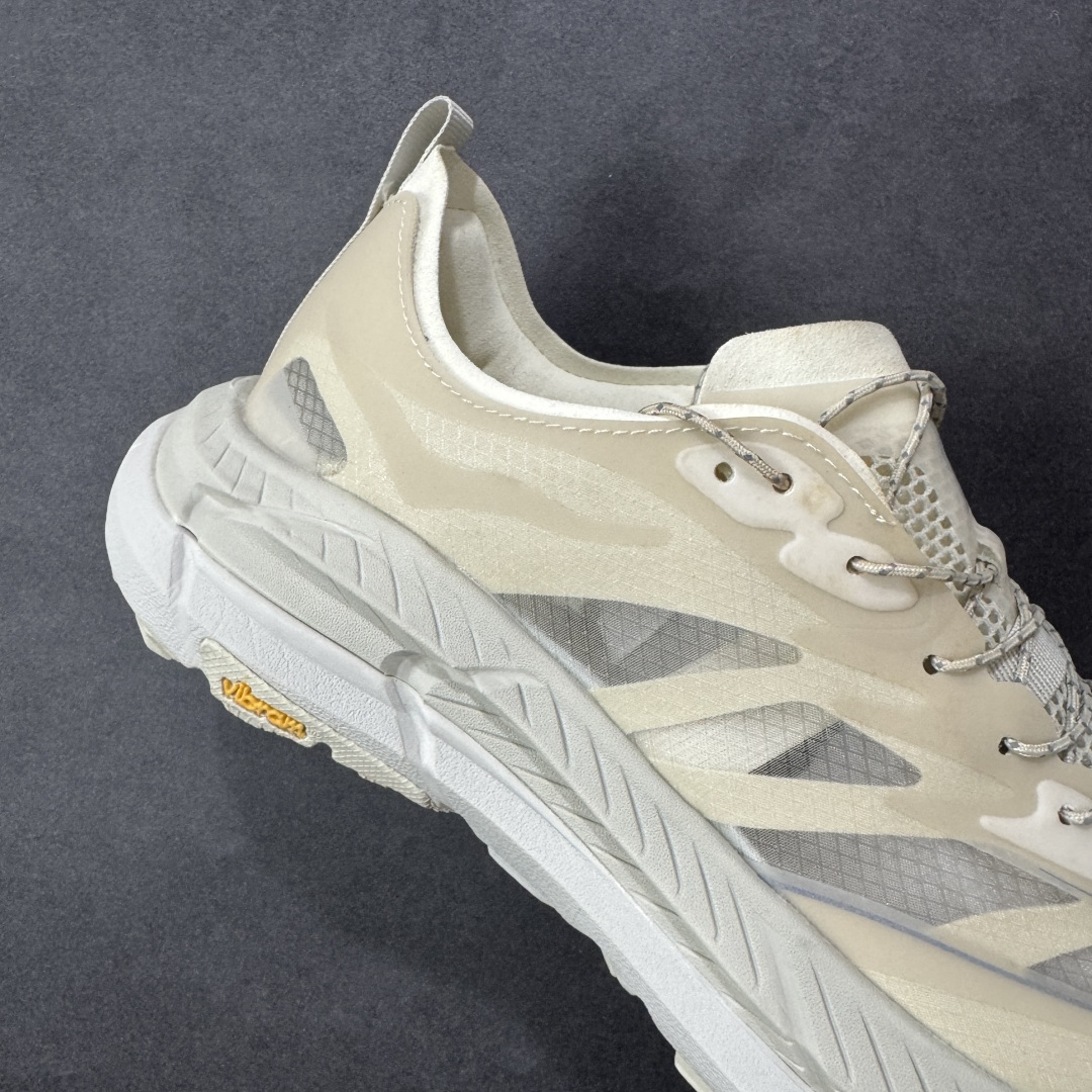 图片[6]-【福利跑量版】Satisfy xHOKA ONE ONE Mafate Speed 4 玛法特4系列低帮厚底轻量户外越野运动慢跑鞋 采用半透明轻量化纱网热熔面料材质 搭载轻量化材料超轻量泡棉中底 外置V版橡胶防滑黄金大底 此球鞋继承了HOKA的经典越野鞋型MAFATE SPEED4的设计 更在此基础上进行了创新和提升 使得它既适合户外越野跑，又充满了时尚潮流的元素。它的半透明鞋面设计 不仅让鞋身看起来更加轻便 而且提供了良好的透气性 而保护性的防撕裂尼龙面料，则确保了在复杂地形中的耐用性。 双层ProFly™中底的 用，是这款鞋的另一个亮点。 VIBRAM MEGAGRIP®及 LITEBASE®大底的搭载，更是让这款鞋在保持高抓地力的 减轻了鞋底的重量 尺码： 36 36.5 37.5 38 38.5 39 40 40.5 41.5 42 42.5 43 44 44.5 45-选品中心