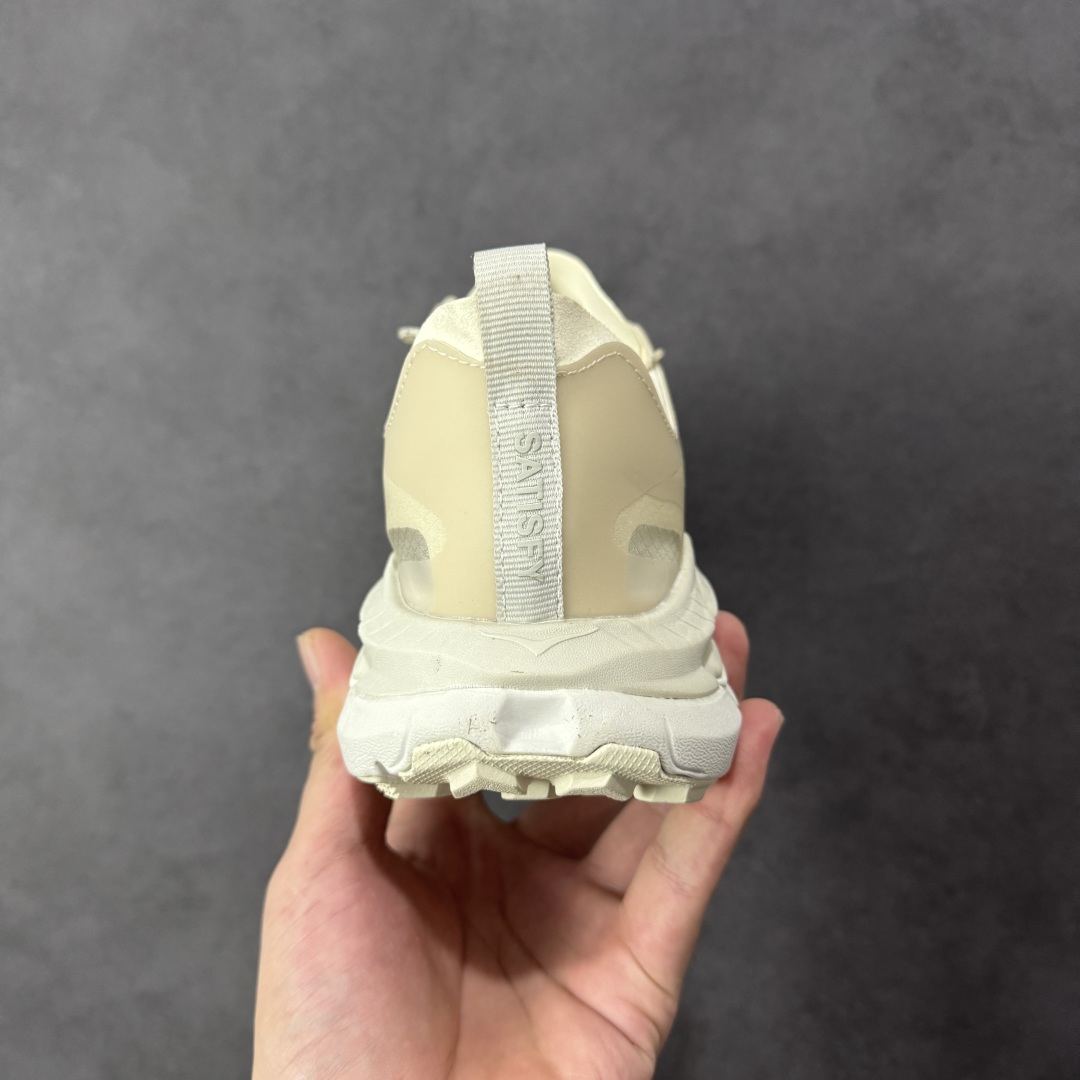 图片[4]-【福利跑量版】Satisfy xHOKA ONE ONE Mafate Speed 4 玛法特4系列低帮厚底轻量户外越野运动慢跑鞋 采用半透明轻量化纱网热熔面料材质 搭载轻量化材料超轻量泡棉中底 外置V版橡胶防滑黄金大底 此球鞋继承了HOKA的经典越野鞋型MAFATE SPEED4的设计 更在此基础上进行了创新和提升 使得它既适合户外越野跑，又充满了时尚潮流的元素。它的半透明鞋面设计 不仅让鞋身看起来更加轻便 而且提供了良好的透气性 而保护性的防撕裂尼龙面料，则确保了在复杂地形中的耐用性。 双层ProFly™中底的 用，是这款鞋的另一个亮点。 VIBRAM MEGAGRIP®及 LITEBASE®大底的搭载，更是让这款鞋在保持高抓地力的 减轻了鞋底的重量 尺码： 36 36.5 37.5 38 38.5 39 40 40.5 41.5 42 42.5 43 44 44.5 45-选品中心