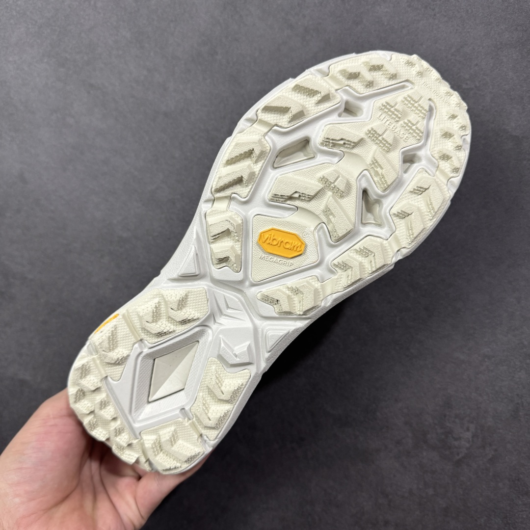 图片[9]-【福利跑量版】Satisfy xHOKA ONE ONE Mafate Speed 4 玛法特4系列低帮厚底轻量户外越野运动慢跑鞋 采用半透明轻量化纱网热熔面料材质 搭载轻量化材料超轻量泡棉中底 外置V版橡胶防滑黄金大底 此球鞋继承了HOKA的经典越野鞋型MAFATE SPEED4的设计 更在此基础上进行了创新和提升 使得它既适合户外越野跑，又充满了时尚潮流的元素。它的半透明鞋面设计 不仅让鞋身看起来更加轻便 而且提供了良好的透气性 而保护性的防撕裂尼龙面料，则确保了在复杂地形中的耐用性。 双层ProFly™中底的 用，是这款鞋的另一个亮点。 VIBRAM MEGAGRIP®及 LITEBASE®大底的搭载，更是让这款鞋在保持高抓地力的 减轻了鞋底的重量 尺码： 36 36.5 37.5 38 38.5 39 40 40.5 41.5 42 42.5 43 44 44.5 45-选品中心