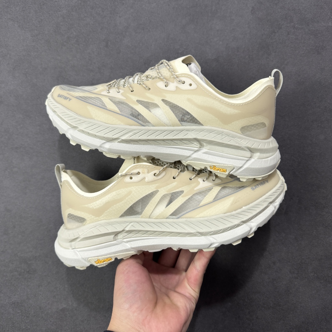 图片[16]-【福利跑量版】HOKA ONE ONE Mafate Speed 2 Low 玛法特2代系列低帮轻量户外越野休闲运动慢跑鞋 HOKA ONE ONE 最近推出了一个胶囊系列 Origin Story 这个系列里的 Mafate Speed 2 可以说让我日思夜想有一阵子了 最近终于拔草 让我来分享一下这双也是上脚赞到爆的越野跑鞋吧 以阿尔卑斯山脉作为主题将亮黄色与蓝色调覆盖在这经典轮廓之上 配色的呈现效果相当亮眼 以至于很多人买这个配色是用来日常搭配的 鞋面采用超轻的无缝架构 轻薄的TPU贴在透气的鞋面材料上 减轻重量同时也保证了支撑性 鞋底则采用滚动平衡技术 引导跑者回归自然步态 祖传的神奇EVA材质中底依旧是一如既往地表现优秀 能提供充足的缓震 作为HOKA家的越野跑鞋 VIBRAM 橡胶大底也是必不可少的 即便在复杂湿滑的地形 依旧能有良好的抓地力及稳定性 鞋带采用了弹性不易松脱的扁宽弹性鞋带 前掌与中掌部分也进行了加宽 也更加适合亚洲人的脚型 是一款十分全面且足够强悍的户外硬核越野鞋 而这双极其亮眼的越野跑鞋恰好又是在江山一百中参赛的UTMB冠军 Ludovic POMMERET 夺冠时穿着的战靴 这就让它变得更加有吸引力了 用来日常搭配的话短裤是基本不挑 长裤我个人推荐阔腿裤 工装裤以及各种长筒牛仔裤都可以 尺码：36 36.5 37.5 38 38.5 39 40 40.5 41 42 42.5 43 44 44.5 45-选品中心