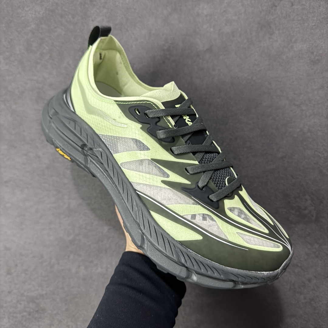 图片[3]-【福利跑量版】Satisfy xHOKA ONE ONE Mafate Speed 4 玛法特4系列低帮厚底轻量户外越野运动慢跑鞋 采用半透明轻量化纱网热熔面料材质 搭载轻量化材料超轻量泡棉中底 外置V版橡胶防滑黄金大底 此球鞋继承了HOKA的经典越野鞋型MAFATE SPEED4的设计 更在此基础上进行了创新和提升 使得它既适合户外越野跑，又充满了时尚潮流的元素。它的半透明鞋面设计 不仅让鞋身看起来更加轻便 而且提供了良好的透气性 而保护性的防撕裂尼龙面料，则确保了在复杂地形中的耐用性。 双层ProFly™中底的 用，是这款鞋的另一个亮点。 VIBRAM MEGAGRIP®及 LITEBASE®大底的搭载，更是让这款鞋在保持高抓地力的 减轻了鞋底的重量 尺码： 36 36.5 37.5 38 38.5 39 40 40.5 41.5 42 42.5 43 44 44.5 45-选品中心