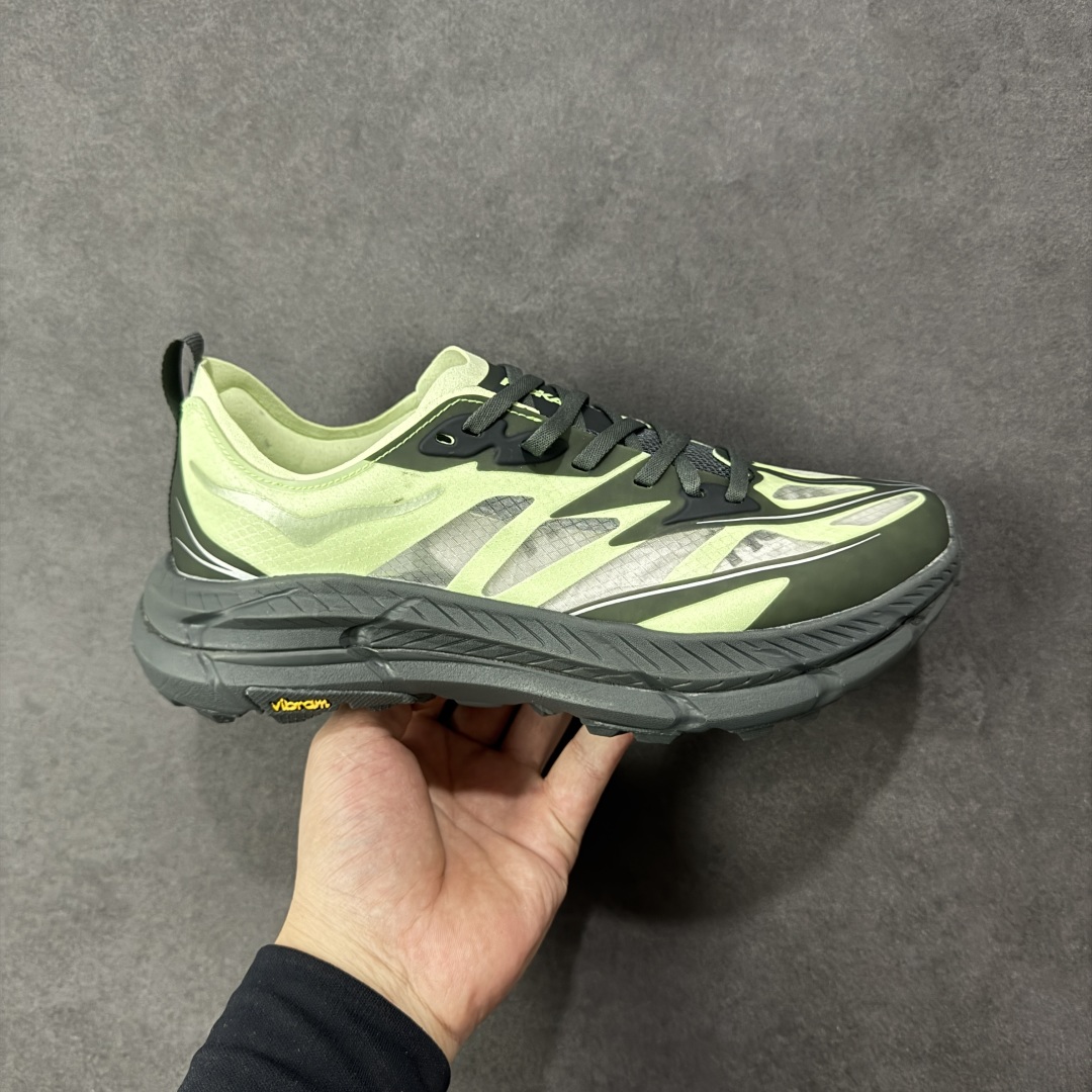 【福利跑量版】Satisfy xHOKA ONE ONE Mafate Speed 4 玛法特4系列低帮厚底轻量户外越野运动慢跑鞋 采用半透明轻量化纱网热熔面料材质 搭载轻量化材料超轻量泡棉中底 外置V版橡胶防滑黄金大底 此球鞋继承了HOKA的经典越野鞋型MAFATE SPEED4的设计 更在此基础上进行了创新和提升 使得它既适合户外越野跑,又充满了时尚潮流的元素。它的半透明鞋面设计 不仅让鞋身看起来更加轻便 而且提供了良好的透气性 而保护性的防撕裂尼龙面料,则确保了在复杂地形中的耐用性。 双层ProFly™中底的 用,是这款鞋的另一个亮点。 VIBRAM MEGAGRIP®及 LITEBASE®大底的搭载,更是让这款鞋在保持高抓地力的 减轻了鞋底的重量 尺码: 36 36.5 37.5 38 38.5 39 40 40.5 41.5 42 42.5 43 44 44.5 45-选品中心