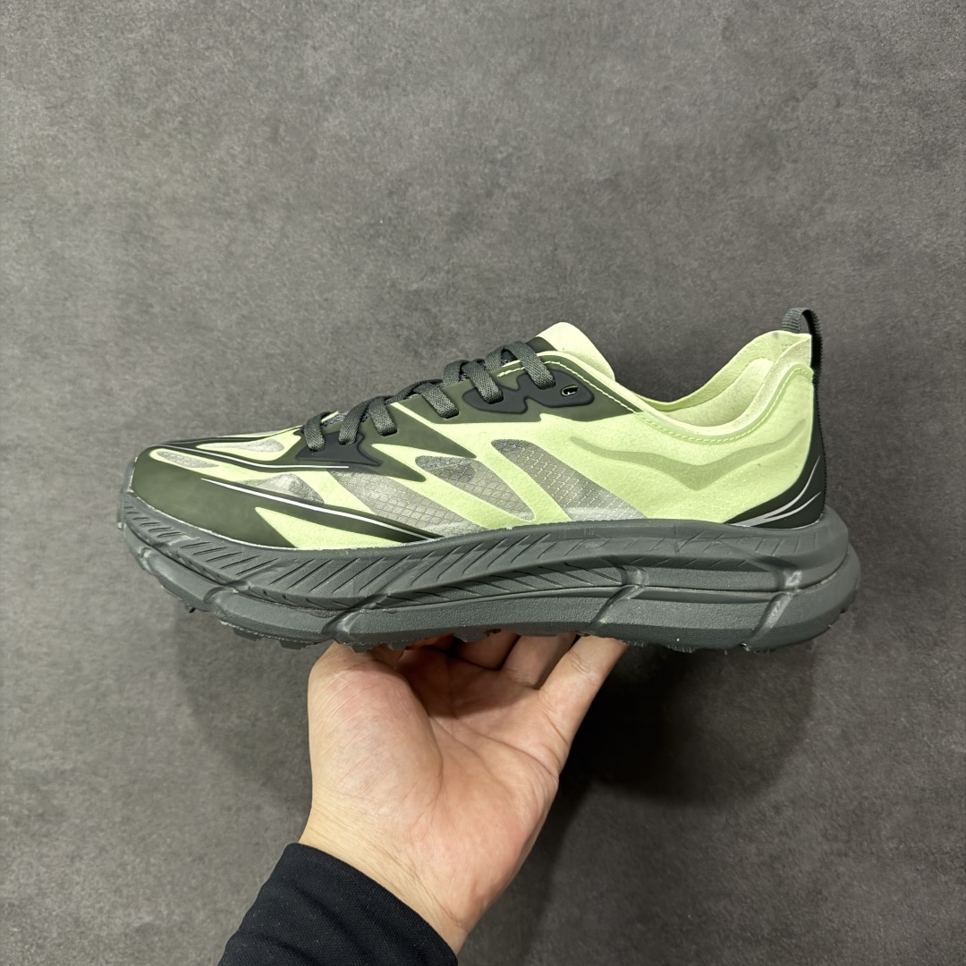 图片[2]-【福利跑量版】Satisfy xHOKA ONE ONE Mafate Speed 4 玛法特4系列低帮厚底轻量户外越野运动慢跑鞋 采用半透明轻量化纱网热熔面料材质 搭载轻量化材料超轻量泡棉中底 外置V版橡胶防滑黄金大底 此球鞋继承了HOKA的经典越野鞋型MAFATE SPEED4的设计 更在此基础上进行了创新和提升 使得它既适合户外越野跑，又充满了时尚潮流的元素。它的半透明鞋面设计 不仅让鞋身看起来更加轻便 而且提供了良好的透气性 而保护性的防撕裂尼龙面料，则确保了在复杂地形中的耐用性。 双层ProFly™中底的 用，是这款鞋的另一个亮点。 VIBRAM MEGAGRIP®及 LITEBASE®大底的搭载，更是让这款鞋在保持高抓地力的 减轻了鞋底的重量 尺码： 36 36.5 37.5 38 38.5 39 40 40.5 41.5 42 42.5 43 44 44.5 45-选品中心