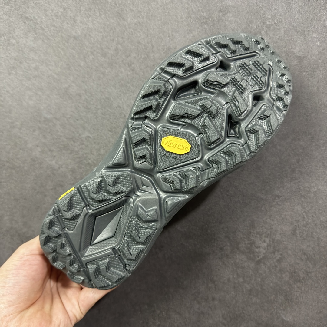 图片[9]-【福利跑量版】Satisfy xHOKA ONE ONE Mafate Speed 4 玛法特4系列低帮厚底轻量户外越野运动慢跑鞋 采用半透明轻量化纱网热熔面料材质 搭载轻量化材料超轻量泡棉中底 外置V版橡胶防滑黄金大底 此球鞋继承了HOKA的经典越野鞋型MAFATE SPEED4的设计 更在此基础上进行了创新和提升 使得它既适合户外越野跑，又充满了时尚潮流的元素。它的半透明鞋面设计 不仅让鞋身看起来更加轻便 而且提供了良好的透气性 而保护性的防撕裂尼龙面料，则确保了在复杂地形中的耐用性。 双层ProFly™中底的 用，是这款鞋的另一个亮点。 VIBRAM MEGAGRIP®及 LITEBASE®大底的搭载，更是让这款鞋在保持高抓地力的 减轻了鞋底的重量 尺码： 36 36.5 37.5 38 38.5 39 40 40.5 41.5 42 42.5 43 44 44.5 45-选品中心