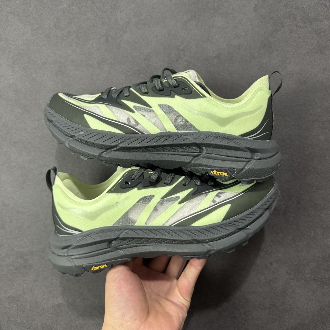 图片[17]-【福利跑量版】HOKA ONE ONE Mafate Speed 2 Low 玛法特2代系列低帮轻量户外越野休闲运动慢跑鞋 HOKA ONE ONE 最近推出了一个胶囊系列 Origin Story 这个系列里的 Mafate Speed 2 可以说让我日思夜想有一阵子了 最近终于拔草 让我来分享一下这双也是上脚赞到爆的越野跑鞋吧 以阿尔卑斯山脉作为主题将亮黄色与蓝色调覆盖在这经典轮廓之上 配色的呈现效果相当亮眼 以至于很多人买这个配色是用来日常搭配的 鞋面采用超轻的无缝架构 轻薄的TPU贴在透气的鞋面材料上 减轻重量同时也保证了支撑性 鞋底则采用滚动平衡技术 引导跑者回归自然步态 祖传的神奇EVA材质中底依旧是一如既往地表现优秀 能提供充足的缓震 作为HOKA家的越野跑鞋 VIBRAM 橡胶大底也是必不可少的 即便在复杂湿滑的地形 依旧能有良好的抓地力及稳定性 鞋带采用了弹性不易松脱的扁宽弹性鞋带 前掌与中掌部分也进行了加宽 也更加适合亚洲人的脚型 是一款十分全面且足够强悍的户外硬核越野鞋 而这双极其亮眼的越野跑鞋恰好又是在江山一百中参赛的UTMB冠军 Ludovic POMMERET 夺冠时穿着的战靴 这就让它变得更加有吸引力了 用来日常搭配的话短裤是基本不挑 长裤我个人推荐阔腿裤 工装裤以及各种长筒牛仔裤都可以 尺码：36 36.5 37.5 38 38.5 39 40 40.5 41 42 42.5 43 44 44.5 45-选品中心