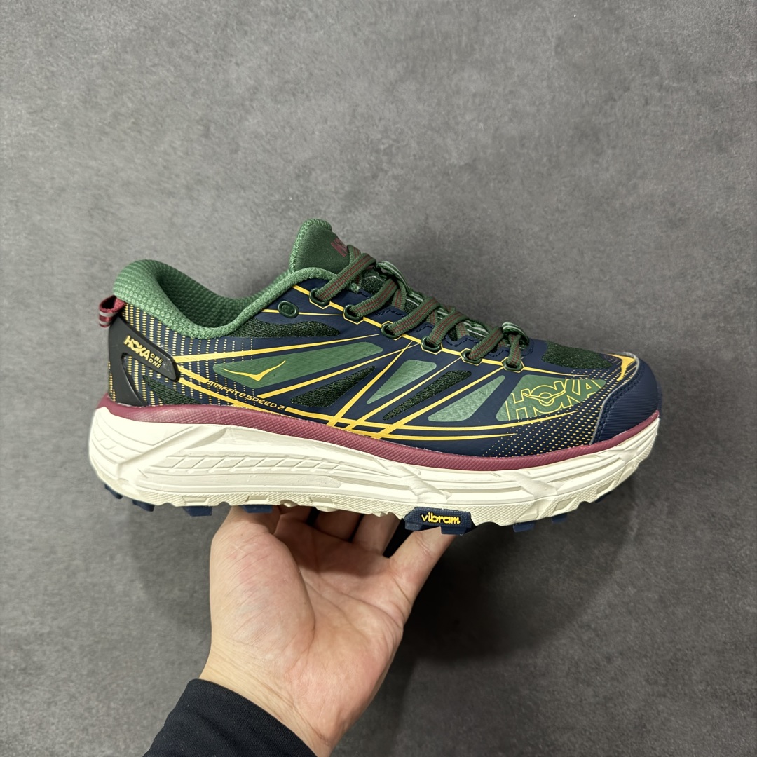 【福利跑量版】HOKA ONE ONE Mafate Speed 2 Low 玛法特2代系列低帮轻量户外越野休闲运动慢跑鞋 HOKA ONE ONE 最近推出了一个胶囊系列 Origin Story 这个系列里的 Mafate Speed 2 可以说让我日思夜想有一阵子了 最近终于拔草 让我来分享一下这双也是上脚赞到爆的越野跑鞋吧 以阿尔卑斯山脉作为主题将亮黄色与蓝色调覆盖在这经典轮廓之上 配色的呈现效果相当亮眼 以至于很多人买这个配色是用来日常搭配的 鞋面采用超轻的无缝架构 轻薄的TPU贴在透气的鞋面材料上 减轻重量同时也保证了支撑性 鞋底则采用滚动平衡技术 引导跑者回归自然步态 祖传的神奇EVA材质中底依旧是一如既往地表现优秀 能提供充足的缓震 作为HOKA家的越野跑鞋 VIBRAM 橡胶大底也是必不可少的 即便在复杂湿滑的地形 依旧能有良好的抓地力及稳定性 鞋带采用了弹性不易松脱的扁宽弹性鞋带 前掌与中掌部分也进行了加宽 也更加适合亚洲人的脚型 是一款十分全面且足够强悍的户外硬核越野鞋 而这双极其亮眼的越野跑鞋恰好又是在江山一百中参赛的UTMB冠军 Ludovic POMMERET 夺冠时穿着的战靴 这就让它变得更加有吸引力了 用来日常搭配的话短裤是基本不挑 长裤我个人推荐阔腿裤 工装裤以及各种长筒牛仔裤都可以 尺码:36 36.5 37.5 38 38.5 39 40 40.5 41 42 42.5 43 44 44.5 45-选品中心