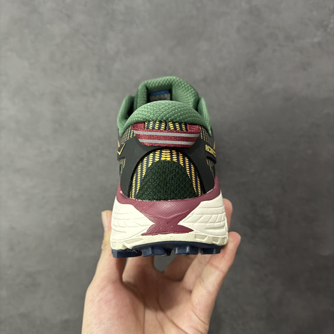图片[4]-【福利跑量版】HOKA ONE ONE Mafate Speed 2 Low 玛法特2代系列低帮轻量户外越野休闲运动慢跑鞋 HOKA ONE ONE 最近推出了一个胶囊系列 Origin Story 这个系列里的 Mafate Speed 2 可以说让我日思夜想有一阵子了 最近终于拔草 让我来分享一下这双也是上脚赞到爆的越野跑鞋吧 以阿尔卑斯山脉作为主题将亮黄色与蓝色调覆盖在这经典轮廓之上 配色的呈现效果相当亮眼 以至于很多人买这个配色是用来日常搭配的 鞋面采用超轻的无缝架构 轻薄的TPU贴在透气的鞋面材料上 减轻重量同时也保证了支撑性 鞋底则采用滚动平衡技术 引导跑者回归自然步态 祖传的神奇EVA材质中底依旧是一如既往地表现优秀 能提供充足的缓震 作为HOKA家的越野跑鞋 VIBRAM 橡胶大底也是必不可少的 即便在复杂湿滑的地形 依旧能有良好的抓地力及稳定性 鞋带采用了弹性不易松脱的扁宽弹性鞋带 前掌与中掌部分也进行了加宽 也更加适合亚洲人的脚型 是一款十分全面且足够强悍的户外硬核越野鞋 而这双极其亮眼的越野跑鞋恰好又是在江山一百中参赛的UTMB冠军 Ludovic POMMERET 夺冠时穿着的战靴 这就让它变得更加有吸引力了 用来日常搭配的话短裤是基本不挑 长裤我个人推荐阔腿裤 工装裤以及各种长筒牛仔裤都可以 尺码：36 36.5 37.5 38 38.5 39 40 40.5 41 42 42.5 43 44 44.5 45-选品中心