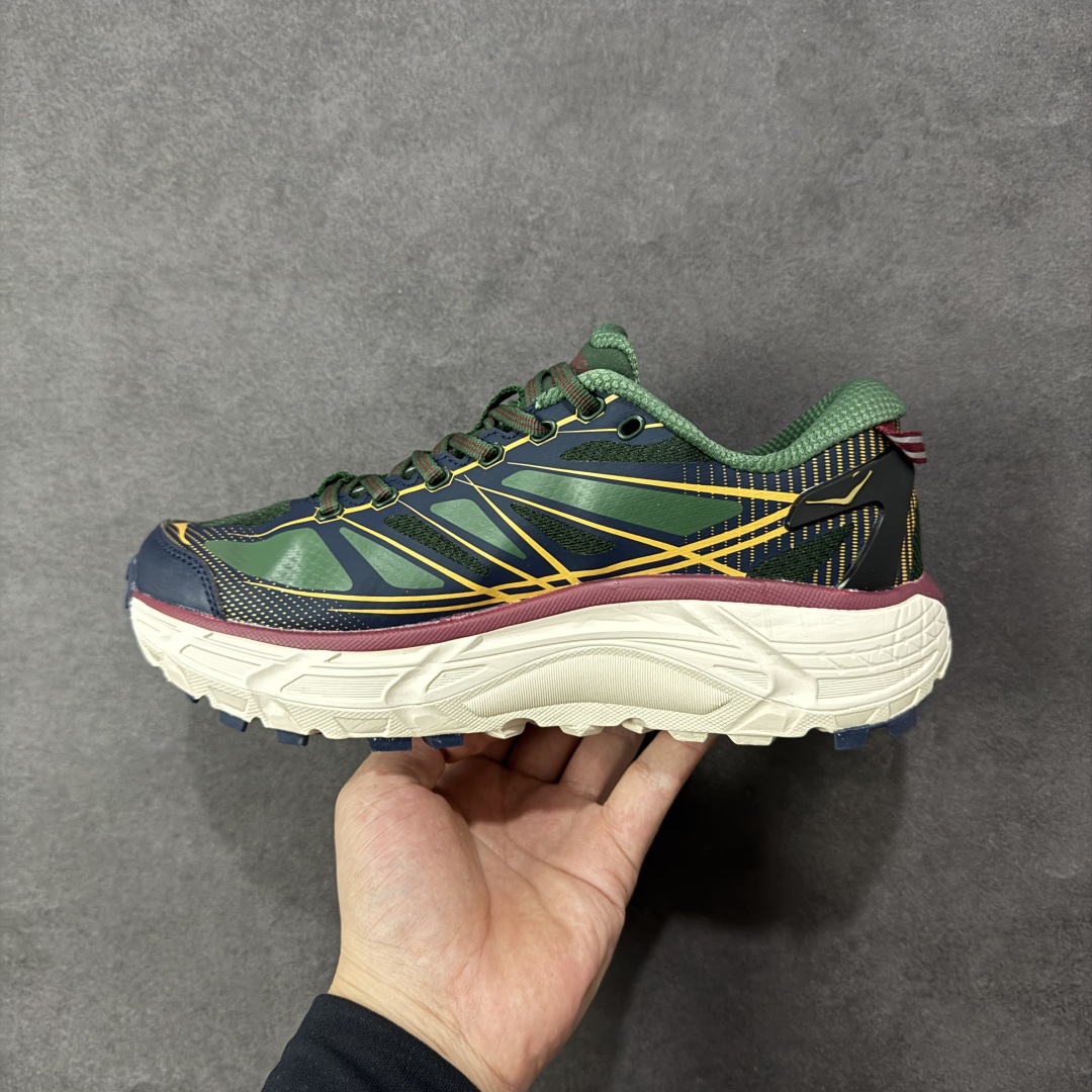 图片[2]-【福利跑量版】HOKA ONE ONE Mafate Speed 2 Low 玛法特2代系列低帮轻量户外越野休闲运动慢跑鞋 HOKA ONE ONE 最近推出了一个胶囊系列 Origin Story 这个系列里的 Mafate Speed 2 可以说让我日思夜想有一阵子了 最近终于拔草 让我来分享一下这双也是上脚赞到爆的越野跑鞋吧 以阿尔卑斯山脉作为主题将亮黄色与蓝色调覆盖在这经典轮廓之上 配色的呈现效果相当亮眼 以至于很多人买这个配色是用来日常搭配的 鞋面采用超轻的无缝架构 轻薄的TPU贴在透气的鞋面材料上 减轻重量同时也保证了支撑性 鞋底则采用滚动平衡技术 引导跑者回归自然步态 祖传的神奇EVA材质中底依旧是一如既往地表现优秀 能提供充足的缓震 作为HOKA家的越野跑鞋 VIBRAM 橡胶大底也是必不可少的 即便在复杂湿滑的地形 依旧能有良好的抓地力及稳定性 鞋带采用了弹性不易松脱的扁宽弹性鞋带 前掌与中掌部分也进行了加宽 也更加适合亚洲人的脚型 是一款十分全面且足够强悍的户外硬核越野鞋 而这双极其亮眼的越野跑鞋恰好又是在江山一百中参赛的UTMB冠军 Ludovic POMMERET 夺冠时穿着的战靴 这就让它变得更加有吸引力了 用来日常搭配的话短裤是基本不挑 长裤我个人推荐阔腿裤 工装裤以及各种长筒牛仔裤都可以 尺码：36 36.5 37.5 38 38.5 39 40 40.5 41 42 42.5 43 44 44.5 45-选品中心