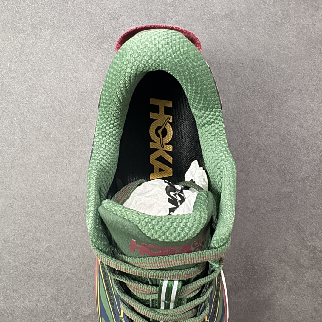 图片[7]-【福利跑量版】HOKA ONE ONE Mafate Speed 2 Low 玛法特2代系列低帮轻量户外越野休闲运动慢跑鞋 HOKA ONE ONE 最近推出了一个胶囊系列 Origin Story 这个系列里的 Mafate Speed 2 可以说让我日思夜想有一阵子了 最近终于拔草 让我来分享一下这双也是上脚赞到爆的越野跑鞋吧 以阿尔卑斯山脉作为主题将亮黄色与蓝色调覆盖在这经典轮廓之上 配色的呈现效果相当亮眼 以至于很多人买这个配色是用来日常搭配的 鞋面采用超轻的无缝架构 轻薄的TPU贴在透气的鞋面材料上 减轻重量同时也保证了支撑性 鞋底则采用滚动平衡技术 引导跑者回归自然步态 祖传的神奇EVA材质中底依旧是一如既往地表现优秀 能提供充足的缓震 作为HOKA家的越野跑鞋 VIBRAM 橡胶大底也是必不可少的 即便在复杂湿滑的地形 依旧能有良好的抓地力及稳定性 鞋带采用了弹性不易松脱的扁宽弹性鞋带 前掌与中掌部分也进行了加宽 也更加适合亚洲人的脚型 是一款十分全面且足够强悍的户外硬核越野鞋 而这双极其亮眼的越野跑鞋恰好又是在江山一百中参赛的UTMB冠军 Ludovic POMMERET 夺冠时穿着的战靴 这就让它变得更加有吸引力了 用来日常搭配的话短裤是基本不挑 长裤我个人推荐阔腿裤 工装裤以及各种长筒牛仔裤都可以 尺码：36 36.5 37.5 38 38.5 39 40 40.5 41 42 42.5 43 44 44.5 45-选品中心