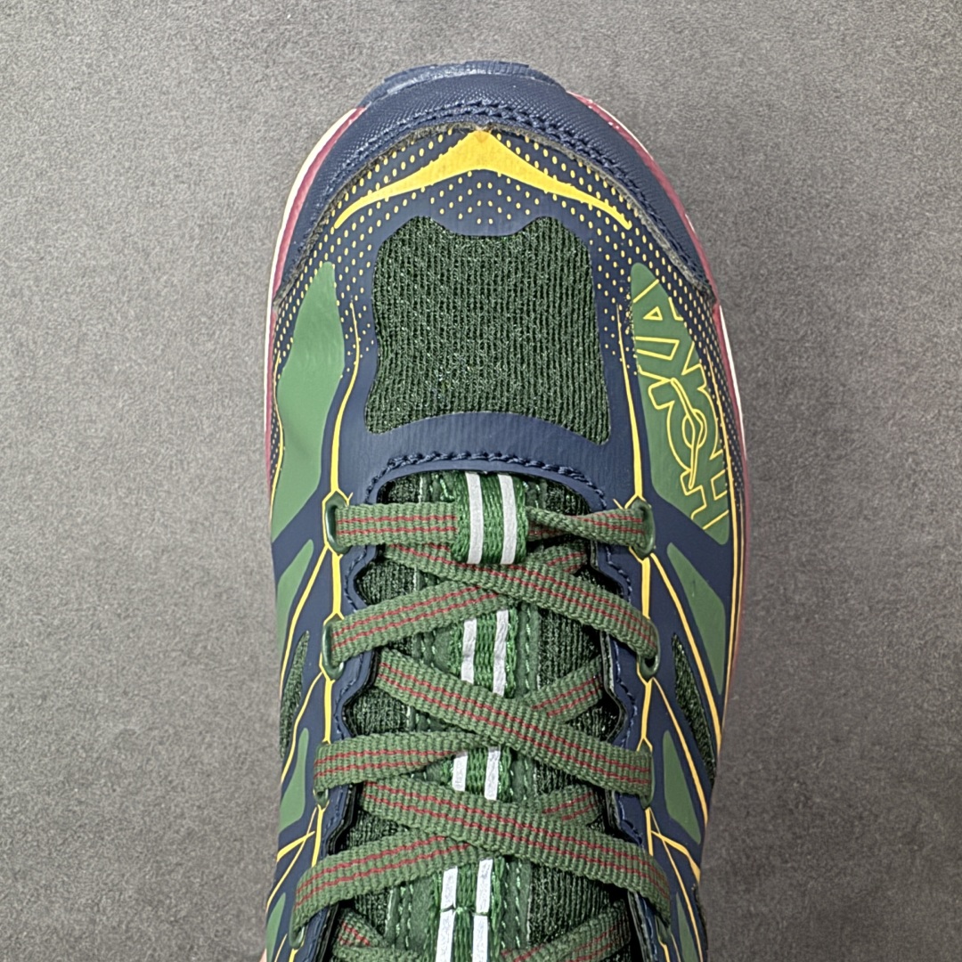图片[8]-【福利跑量版】HOKA ONE ONE Mafate Speed 2 Low 玛法特2代系列低帮轻量户外越野休闲运动慢跑鞋 HOKA ONE ONE 最近推出了一个胶囊系列 Origin Story 这个系列里的 Mafate Speed 2 可以说让我日思夜想有一阵子了 最近终于拔草 让我来分享一下这双也是上脚赞到爆的越野跑鞋吧 以阿尔卑斯山脉作为主题将亮黄色与蓝色调覆盖在这经典轮廓之上 配色的呈现效果相当亮眼 以至于很多人买这个配色是用来日常搭配的 鞋面采用超轻的无缝架构 轻薄的TPU贴在透气的鞋面材料上 减轻重量同时也保证了支撑性 鞋底则采用滚动平衡技术 引导跑者回归自然步态 祖传的神奇EVA材质中底依旧是一如既往地表现优秀 能提供充足的缓震 作为HOKA家的越野跑鞋 VIBRAM 橡胶大底也是必不可少的 即便在复杂湿滑的地形 依旧能有良好的抓地力及稳定性 鞋带采用了弹性不易松脱的扁宽弹性鞋带 前掌与中掌部分也进行了加宽 也更加适合亚洲人的脚型 是一款十分全面且足够强悍的户外硬核越野鞋 而这双极其亮眼的越野跑鞋恰好又是在江山一百中参赛的UTMB冠军 Ludovic POMMERET 夺冠时穿着的战靴 这就让它变得更加有吸引力了 用来日常搭配的话短裤是基本不挑 长裤我个人推荐阔腿裤 工装裤以及各种长筒牛仔裤都可以 尺码：36 36.5 37.5 38 38.5 39 40 40.5 41 42 42.5 43 44 44.5 45-选品中心