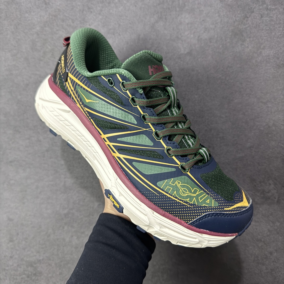 图片[3]-【福利跑量版】HOKA ONE ONE Mafate Speed 2 Low 玛法特2代系列低帮轻量户外越野休闲运动慢跑鞋 HOKA ONE ONE 最近推出了一个胶囊系列 Origin Story 这个系列里的 Mafate Speed 2 可以说让我日思夜想有一阵子了 最近终于拔草 让我来分享一下这双也是上脚赞到爆的越野跑鞋吧 以阿尔卑斯山脉作为主题将亮黄色与蓝色调覆盖在这经典轮廓之上 配色的呈现效果相当亮眼 以至于很多人买这个配色是用来日常搭配的 鞋面采用超轻的无缝架构 轻薄的TPU贴在透气的鞋面材料上 减轻重量同时也保证了支撑性 鞋底则采用滚动平衡技术 引导跑者回归自然步态 祖传的神奇EVA材质中底依旧是一如既往地表现优秀 能提供充足的缓震 作为HOKA家的越野跑鞋 VIBRAM 橡胶大底也是必不可少的 即便在复杂湿滑的地形 依旧能有良好的抓地力及稳定性 鞋带采用了弹性不易松脱的扁宽弹性鞋带 前掌与中掌部分也进行了加宽 也更加适合亚洲人的脚型 是一款十分全面且足够强悍的户外硬核越野鞋 而这双极其亮眼的越野跑鞋恰好又是在江山一百中参赛的UTMB冠军 Ludovic POMMERET 夺冠时穿着的战靴 这就让它变得更加有吸引力了 用来日常搭配的话短裤是基本不挑 长裤我个人推荐阔腿裤 工装裤以及各种长筒牛仔裤都可以 尺码：36 36.5 37.5 38 38.5 39 40 40.5 41 42 42.5 43 44 44.5 45-选品中心