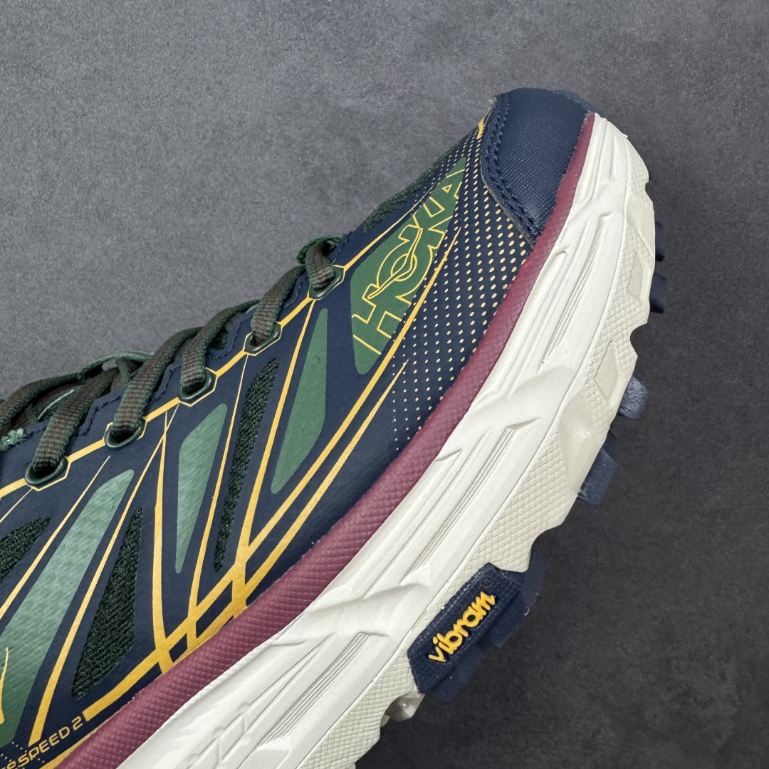 图片[5]-【福利跑量版】HOKA ONE ONE Mafate Speed 2 Low 玛法特2代系列低帮轻量户外越野休闲运动慢跑鞋 HOKA ONE ONE 最近推出了一个胶囊系列 Origin Story 这个系列里的 Mafate Speed 2 可以说让我日思夜想有一阵子了 最近终于拔草 让我来分享一下这双也是上脚赞到爆的越野跑鞋吧 以阿尔卑斯山脉作为主题将亮黄色与蓝色调覆盖在这经典轮廓之上 配色的呈现效果相当亮眼 以至于很多人买这个配色是用来日常搭配的 鞋面采用超轻的无缝架构 轻薄的TPU贴在透气的鞋面材料上 减轻重量同时也保证了支撑性 鞋底则采用滚动平衡技术 引导跑者回归自然步态 祖传的神奇EVA材质中底依旧是一如既往地表现优秀 能提供充足的缓震 作为HOKA家的越野跑鞋 VIBRAM 橡胶大底也是必不可少的 即便在复杂湿滑的地形 依旧能有良好的抓地力及稳定性 鞋带采用了弹性不易松脱的扁宽弹性鞋带 前掌与中掌部分也进行了加宽 也更加适合亚洲人的脚型 是一款十分全面且足够强悍的户外硬核越野鞋 而这双极其亮眼的越野跑鞋恰好又是在江山一百中参赛的UTMB冠军 Ludovic POMMERET 夺冠时穿着的战靴 这就让它变得更加有吸引力了 用来日常搭配的话短裤是基本不挑 长裤我个人推荐阔腿裤 工装裤以及各种长筒牛仔裤都可以 尺码：36 36.5 37.5 38 38.5 39 40 40.5 41 42 42.5 43 44 44.5 45-选品中心