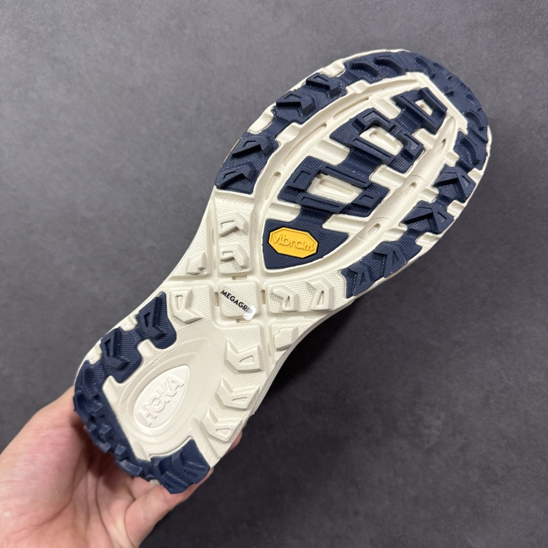 图片[9]-【福利跑量版】HOKA ONE ONE Mafate Speed 2 Low 玛法特2代系列低帮轻量户外越野休闲运动慢跑鞋 HOKA ONE ONE 最近推出了一个胶囊系列 Origin Story 这个系列里的 Mafate Speed 2 可以说让我日思夜想有一阵子了 最近终于拔草 让我来分享一下这双也是上脚赞到爆的越野跑鞋吧 以阿尔卑斯山脉作为主题将亮黄色与蓝色调覆盖在这经典轮廓之上 配色的呈现效果相当亮眼 以至于很多人买这个配色是用来日常搭配的 鞋面采用超轻的无缝架构 轻薄的TPU贴在透气的鞋面材料上 减轻重量同时也保证了支撑性 鞋底则采用滚动平衡技术 引导跑者回归自然步态 祖传的神奇EVA材质中底依旧是一如既往地表现优秀 能提供充足的缓震 作为HOKA家的越野跑鞋 VIBRAM 橡胶大底也是必不可少的 即便在复杂湿滑的地形 依旧能有良好的抓地力及稳定性 鞋带采用了弹性不易松脱的扁宽弹性鞋带 前掌与中掌部分也进行了加宽 也更加适合亚洲人的脚型 是一款十分全面且足够强悍的户外硬核越野鞋 而这双极其亮眼的越野跑鞋恰好又是在江山一百中参赛的UTMB冠军 Ludovic POMMERET 夺冠时穿着的战靴 这就让它变得更加有吸引力了 用来日常搭配的话短裤是基本不挑 长裤我个人推荐阔腿裤 工装裤以及各种长筒牛仔裤都可以 尺码：36 36.5 37.5 38 38.5 39 40 40.5 41 42 42.5 43 44 44.5 45-选品中心