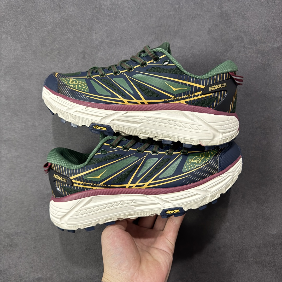 图片[18]-【福利跑量版】HOKA ONE ONE Mafate Speed 2 Low 玛法特2代系列低帮轻量户外越野休闲运动慢跑鞋 HOKA ONE ONE 最近推出了一个胶囊系列 Origin Story 这个系列里的 Mafate Speed 2 可以说让我日思夜想有一阵子了 最近终于拔草 让我来分享一下这双也是上脚赞到爆的越野跑鞋吧 以阿尔卑斯山脉作为主题将亮黄色与蓝色调覆盖在这经典轮廓之上 配色的呈现效果相当亮眼 以至于很多人买这个配色是用来日常搭配的 鞋面采用超轻的无缝架构 轻薄的TPU贴在透气的鞋面材料上 减轻重量同时也保证了支撑性 鞋底则采用滚动平衡技术 引导跑者回归自然步态 祖传的神奇EVA材质中底依旧是一如既往地表现优秀 能提供充足的缓震 作为HOKA家的越野跑鞋 VIBRAM 橡胶大底也是必不可少的 即便在复杂湿滑的地形 依旧能有良好的抓地力及稳定性 鞋带采用了弹性不易松脱的扁宽弹性鞋带 前掌与中掌部分也进行了加宽 也更加适合亚洲人的脚型 是一款十分全面且足够强悍的户外硬核越野鞋 而这双极其亮眼的越野跑鞋恰好又是在江山一百中参赛的UTMB冠军 Ludovic POMMERET 夺冠时穿着的战靴 这就让它变得更加有吸引力了 用来日常搭配的话短裤是基本不挑 长裤我个人推荐阔腿裤 工装裤以及各种长筒牛仔裤都可以 尺码：36 36.5 37.5 38 38.5 39 40 40.5 41 42 42.5 43 44 44.5 45-选品中心