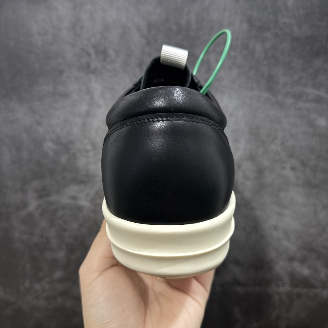 图片[4]-【莞顶渠道】瑞克 欧文斯Rick owens 主线 经典西瓜头 RO皮面低帮 进口原料牛皮 莞产超级顶货 新配色陆续上架 产品只会越做越漂亮💯 鞋头采用原版一致工艺 又翘又歪的效果目前这个技术市面上的任何版本都达不到这个效果 私模开发 细节一步到位不敢说百分百💯保证有百分之98还原 慢工出细活 好的产品不怕晚 这次的开发针对艺术家 收藏家 高品质 的人群 水染粒面小牛皮材质，和针车间距都是极致还原！ 顶级头层的小牛皮，质感无敌，奢侈品的触感！ 定制品牌logo的拉链！超大一比一规格礼盒装，重达3斤以上，外加定制欧文斯保护盒！ 配有日文、英文，双语种配件卡片！细节诠释，一件不落。 鞋盒翻盖 三标，正面+底部都一一做到！虽然增加不了实质的成本，但是打磨产品的细节，再微小也会还原！ 尺码：35 36 37 38 39 40 41 42 43 44 45 46-选品中心