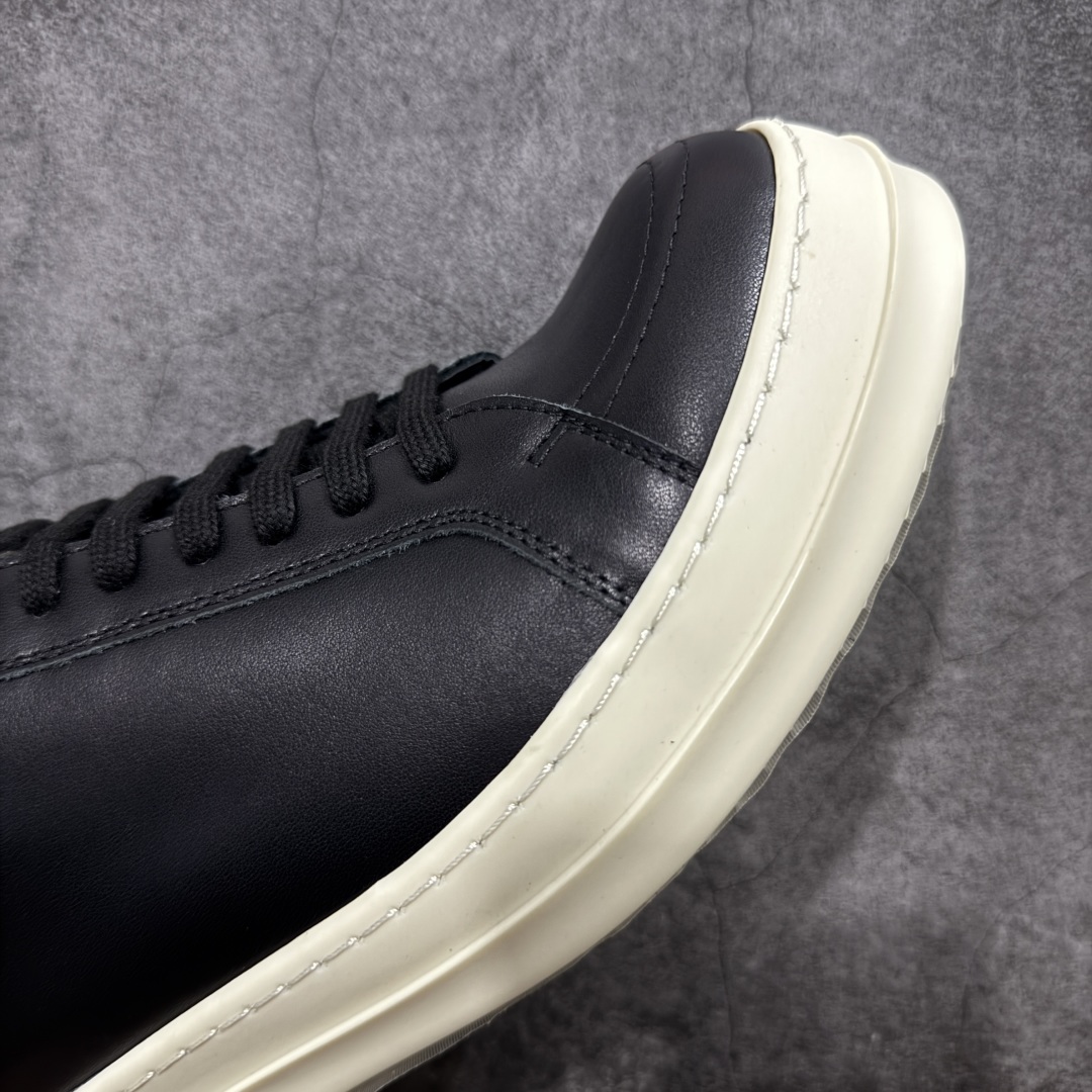 图片[6]-【莞顶渠道】瑞克 欧文斯Rick owens 主线 经典西瓜头 RO皮面低帮 进口原料牛皮 莞产超级顶货 新配色陆续上架 产品只会越做越漂亮💯 鞋头采用原版一致工艺 又翘又歪的效果目前这个技术市面上的任何版本都达不到这个效果 私模开发 细节一步到位不敢说百分百💯保证有百分之98还原 慢工出细活 好的产品不怕晚 这次的开发针对艺术家 收藏家 高品质 的人群 水染粒面小牛皮材质，和针车间距都是极致还原！ 顶级头层的小牛皮，质感无敌，奢侈品的触感！ 定制品牌logo的拉链！超大一比一规格礼盒装，重达3斤以上，外加定制欧文斯保护盒！ 配有日文、英文，双语种配件卡片！细节诠释，一件不落。 鞋盒翻盖 三标，正面+底部都一一做到！虽然增加不了实质的成本，但是打磨产品的细节，再微小也会还原！ 尺码：35 36 37 38 39 40 41 42 43 44 45 46-选品中心