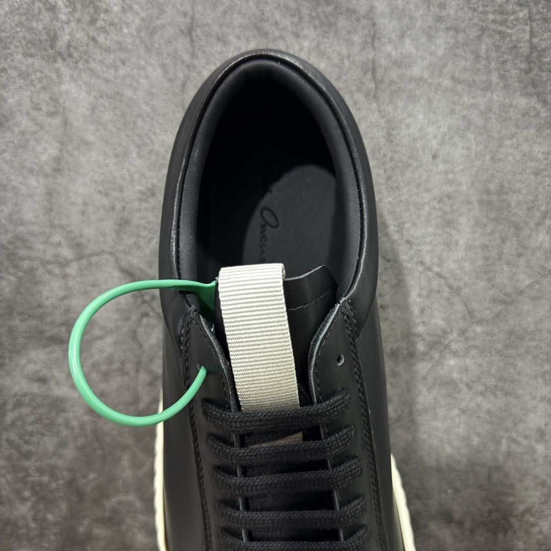 图片[8]-【莞顶渠道】瑞克 欧文斯Rick owens 主线 经典西瓜头 RO皮面低帮 进口原料牛皮 莞产超级顶货 新配色陆续上架 产品只会越做越漂亮💯 鞋头采用原版一致工艺 又翘又歪的效果目前这个技术市面上的任何版本都达不到这个效果 私模开发 细节一步到位不敢说百分百💯保证有百分之98还原 慢工出细活 好的产品不怕晚 这次的开发针对艺术家 收藏家 高品质 的人群 水染粒面小牛皮材质，和针车间距都是极致还原！ 顶级头层的小牛皮，质感无敌，奢侈品的触感！ 定制品牌logo的拉链！超大一比一规格礼盒装，重达3斤以上，外加定制欧文斯保护盒！ 配有日文、英文，双语种配件卡片！细节诠释，一件不落。 鞋盒翻盖 三标，正面+底部都一一做到！虽然增加不了实质的成本，但是打磨产品的细节，再微小也会还原！ 尺码：35 36 37 38 39 40 41 42 43 44 45 46-选品中心