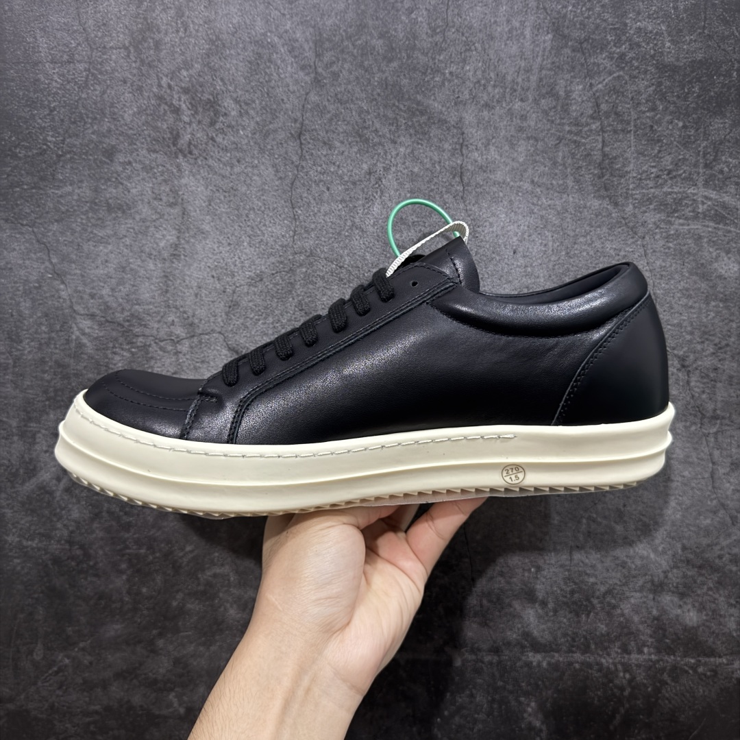 图片[2]-【莞顶渠道】瑞克 欧文斯Rick owens 主线 经典西瓜头 RO皮面低帮 进口原料牛皮 莞产超级顶货 新配色陆续上架 产品只会越做越漂亮💯 鞋头采用原版一致工艺 又翘又歪的效果目前这个技术市面上的任何版本都达不到这个效果 私模开发 细节一步到位不敢说百分百💯保证有百分之98还原 慢工出细活 好的产品不怕晚 这次的开发针对艺术家 收藏家 高品质 的人群 水染粒面小牛皮材质，和针车间距都是极致还原！ 顶级头层的小牛皮，质感无敌，奢侈品的触感！ 定制品牌logo的拉链！超大一比一规格礼盒装，重达3斤以上，外加定制欧文斯保护盒！ 配有日文、英文，双语种配件卡片！细节诠释，一件不落。 鞋盒翻盖 三标，正面+底部都一一做到！虽然增加不了实质的成本，但是打磨产品的细节，再微小也会还原！ 尺码：35 36 37 38 39 40 41 42 43 44 45 46-选品中心