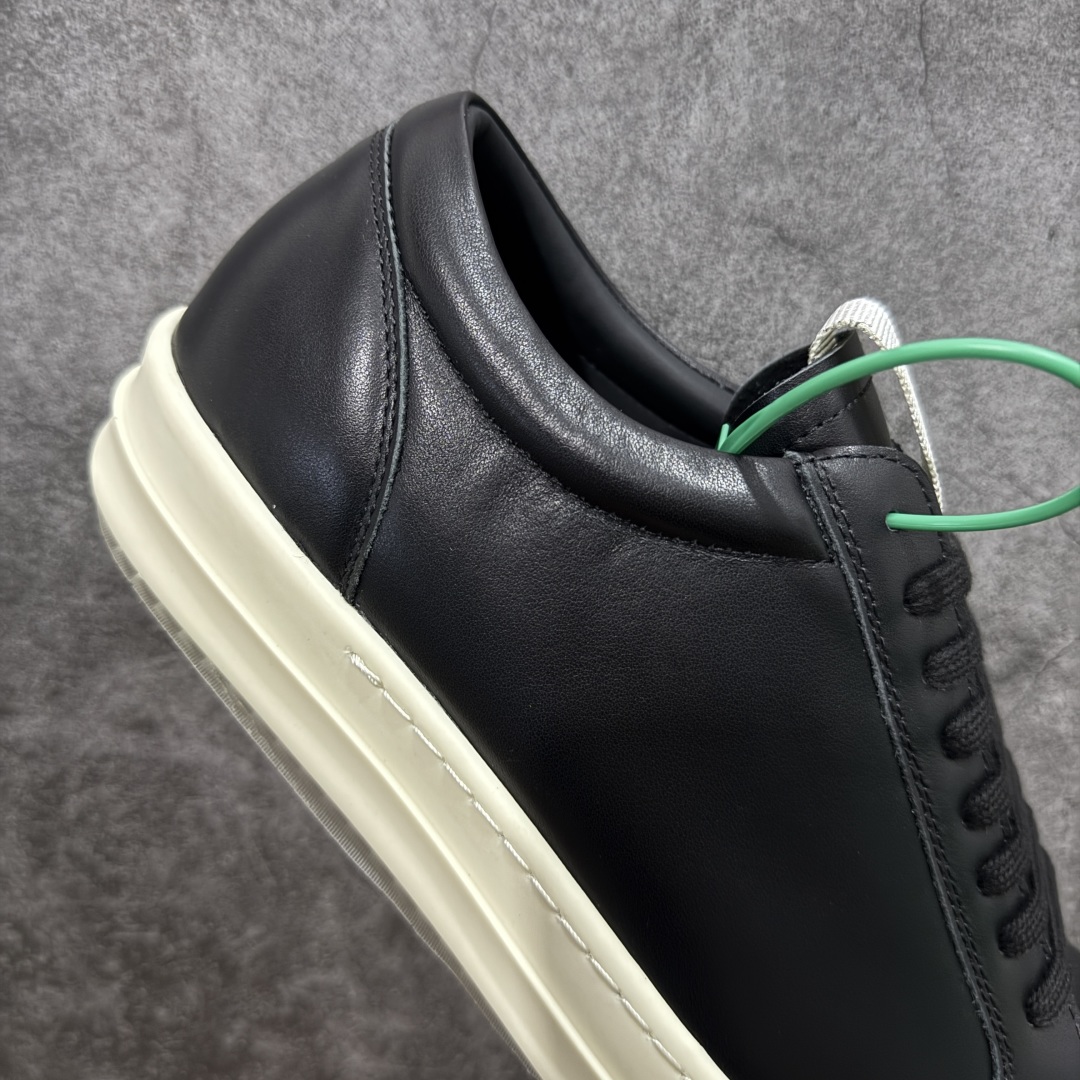 图片[7]-【莞顶渠道】瑞克 欧文斯Rick owens 主线 经典西瓜头 RO皮面低帮 进口原料牛皮 莞产超级顶货 新配色陆续上架 产品只会越做越漂亮💯 鞋头采用原版一致工艺 又翘又歪的效果目前这个技术市面上的任何版本都达不到这个效果 私模开发 细节一步到位不敢说百分百💯保证有百分之98还原 慢工出细活 好的产品不怕晚 这次的开发针对艺术家 收藏家 高品质 的人群 水染粒面小牛皮材质，和针车间距都是极致还原！ 顶级头层的小牛皮，质感无敌，奢侈品的触感！ 定制品牌logo的拉链！超大一比一规格礼盒装，重达3斤以上，外加定制欧文斯保护盒！ 配有日文、英文，双语种配件卡片！细节诠释，一件不落。 鞋盒翻盖 三标，正面+底部都一一做到！虽然增加不了实质的成本，但是打磨产品的细节，再微小也会还原！ 尺码：35 36 37 38 39 40 41 42 43 44 45 46-选品中心