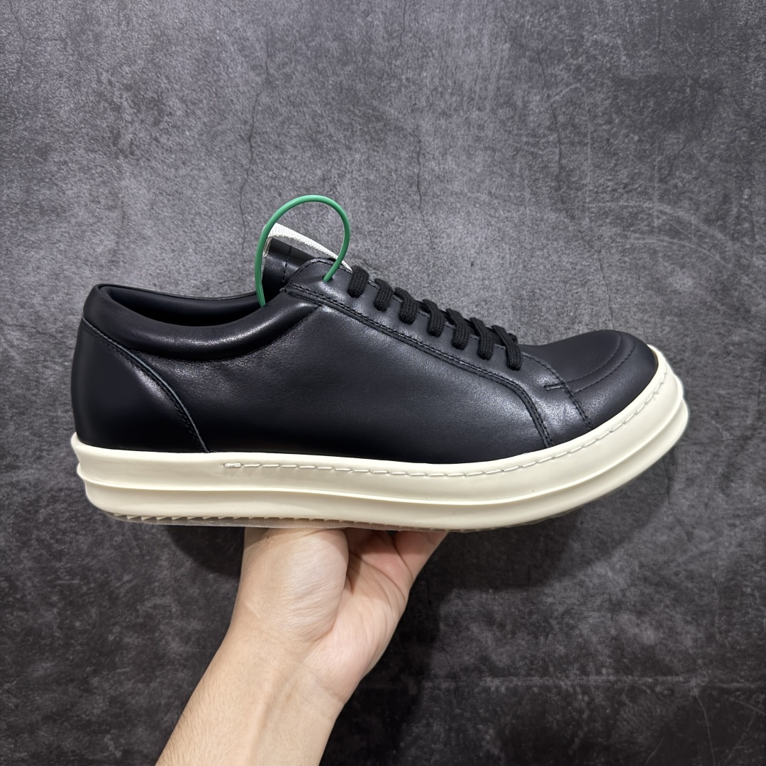 【莞顶渠道】瑞克 欧文斯Rick owens 主线 经典西瓜头 RO皮面低帮 进口原料牛皮 莞产超级顶货 新配色陆续上架 产品只会越做越漂亮💯 鞋头采用原版一致工艺 又翘又歪的效果目前这个技术市面上的任何版本都达不到这个效果 私模开发 细节一步到位不敢说百分百💯保证有百分之98还原 慢工出细活 好的产品不怕晚 这次的开发针对艺术家 收藏家 高品质 的人群 水染粒面小牛皮材质,和针车间距都是极致还原! 顶级头层的小牛皮,质感无敌,奢侈品的触感! 定制品牌logo的拉链!超大一比一规格礼盒装,重达3斤以上,外加定制欧文斯保护盒! 配有日文、英文,双语种配件卡片!细节诠释,一件不落。 鞋盒翻盖 三标,正面+底部都一一做到!虽然增加不了实质的成本,但是打磨产品的细节,再微小也会还原! 尺码:35 36 37 38 39 40 41 42 43 44 45 46-选品中心