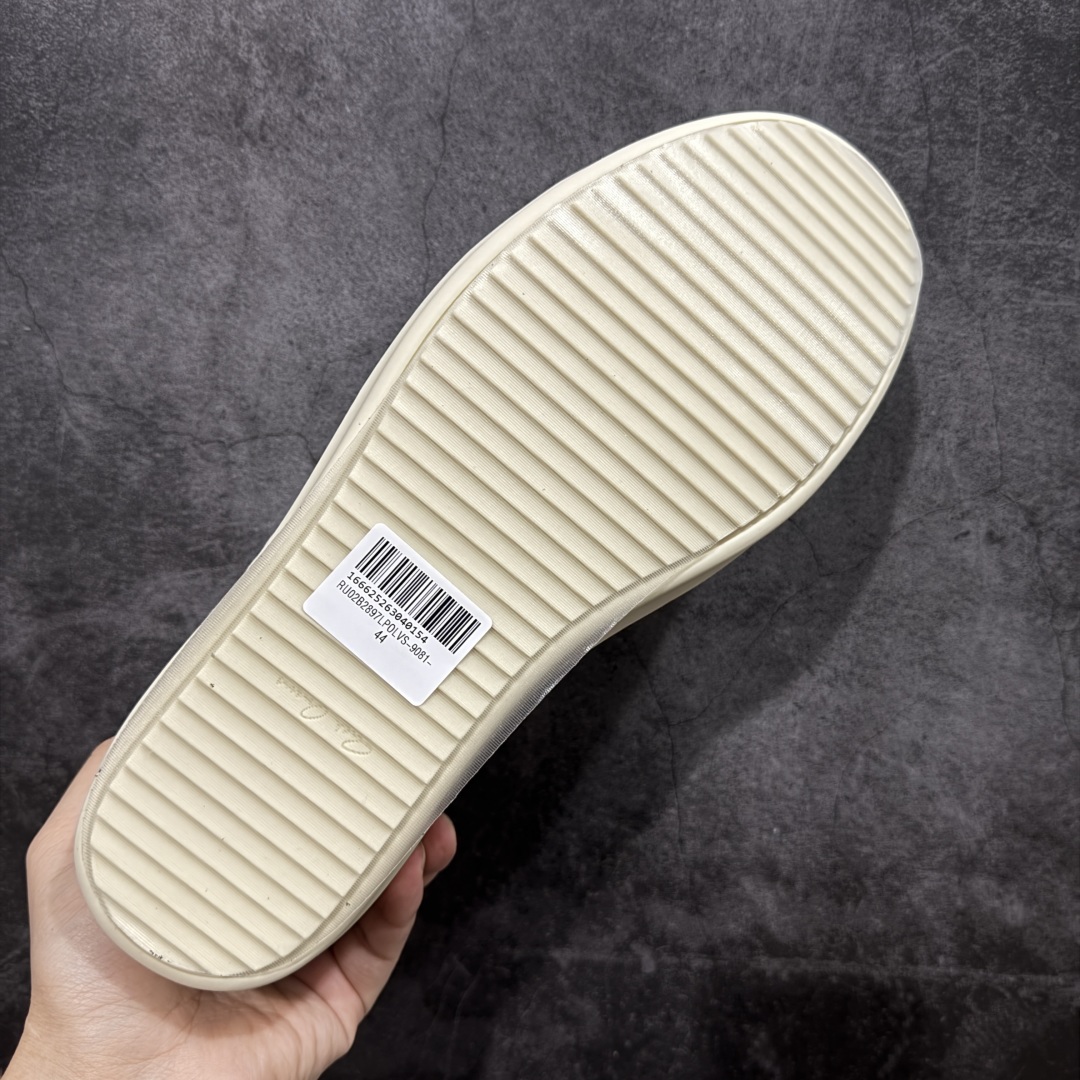 图片[9]-【莞顶渠道】瑞克 欧文斯Rick owens 主线 经典西瓜头 RO皮面低帮 进口原料牛皮 莞产超级顶货 新配色陆续上架 产品只会越做越漂亮💯 鞋头采用原版一致工艺 又翘又歪的效果目前这个技术市面上的任何版本都达不到这个效果 私模开发 细节一步到位不敢说百分百💯保证有百分之98还原 慢工出细活 好的产品不怕晚 这次的开发针对艺术家 收藏家 高品质 的人群 水染粒面小牛皮材质，和针车间距都是极致还原！ 顶级头层的小牛皮，质感无敌，奢侈品的触感！ 定制品牌logo的拉链！超大一比一规格礼盒装，重达3斤以上，外加定制欧文斯保护盒！ 配有日文、英文，双语种配件卡片！细节诠释，一件不落。 鞋盒翻盖 三标，正面+底部都一一做到！虽然增加不了实质的成本，但是打磨产品的细节，再微小也会还原！ 尺码：35 36 37 38 39 40 41 42 43 44 45 46-选品中心