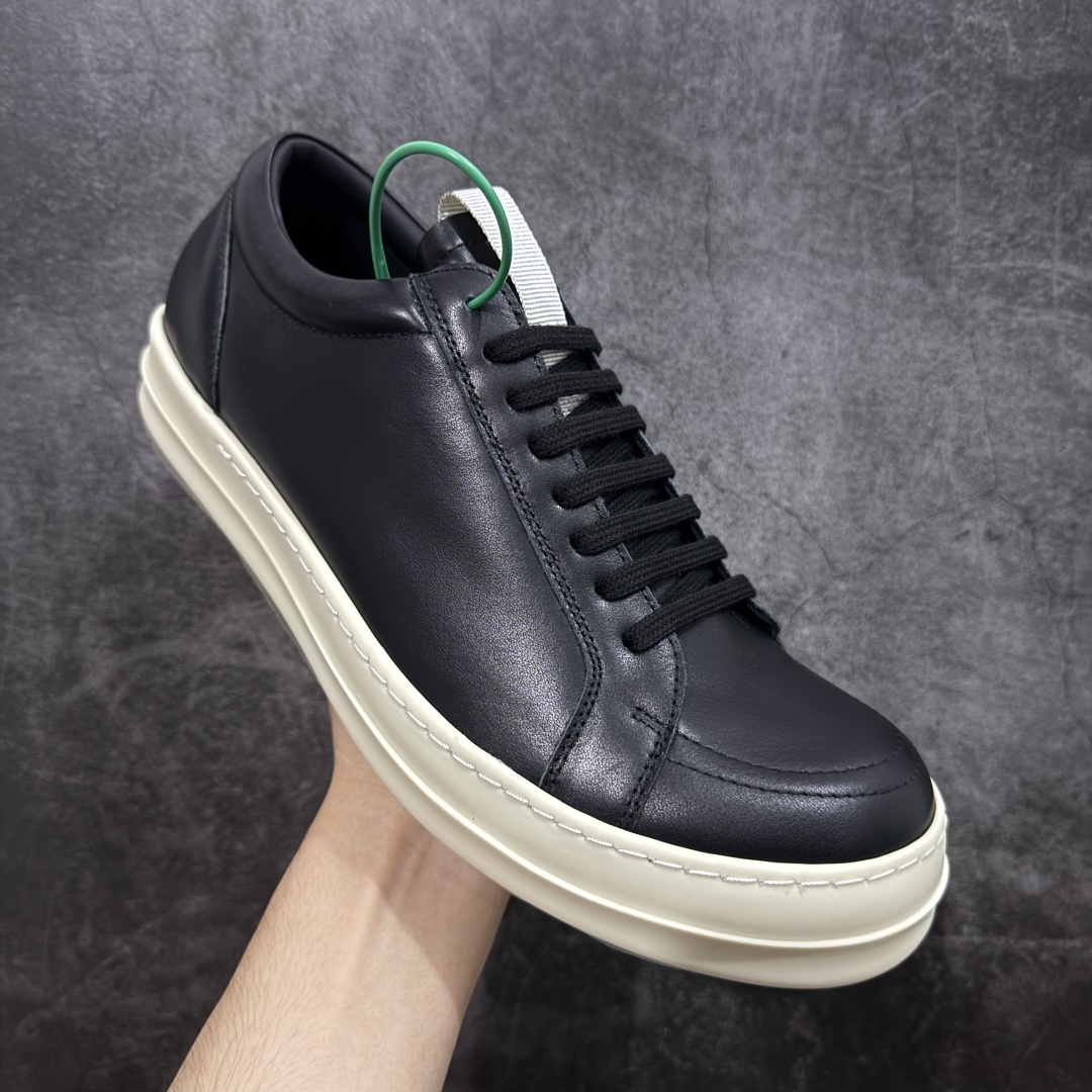 图片[3]-【莞顶渠道】瑞克 欧文斯Rick owens 主线 经典西瓜头 RO皮面低帮 进口原料牛皮 莞产超级顶货 新配色陆续上架 产品只会越做越漂亮💯 鞋头采用原版一致工艺 又翘又歪的效果目前这个技术市面上的任何版本都达不到这个效果 私模开发 细节一步到位不敢说百分百💯保证有百分之98还原 慢工出细活 好的产品不怕晚 这次的开发针对艺术家 收藏家 高品质 的人群 水染粒面小牛皮材质，和针车间距都是极致还原！ 顶级头层的小牛皮，质感无敌，奢侈品的触感！ 定制品牌logo的拉链！超大一比一规格礼盒装，重达3斤以上，外加定制欧文斯保护盒！ 配有日文、英文，双语种配件卡片！细节诠释，一件不落。 鞋盒翻盖 三标，正面+底部都一一做到！虽然增加不了实质的成本，但是打磨产品的细节，再微小也会还原！ 尺码：35 36 37 38 39 40 41 42 43 44 45 46-选品中心