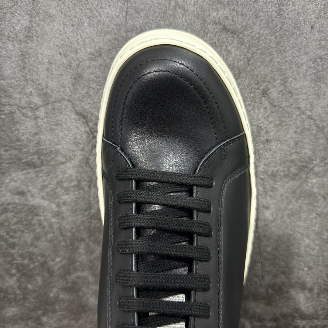 图片[5]-【莞顶渠道】瑞克 欧文斯Rick owens 主线 经典西瓜头 RO皮面低帮 进口原料牛皮 莞产超级顶货 新配色陆续上架 产品只会越做越漂亮💯 鞋头采用原版一致工艺 又翘又歪的效果目前这个技术市面上的任何版本都达不到这个效果 私模开发 细节一步到位不敢说百分百💯保证有百分之98还原 慢工出细活 好的产品不怕晚 这次的开发针对艺术家 收藏家 高品质 的人群 水染粒面小牛皮材质，和针车间距都是极致还原！ 顶级头层的小牛皮，质感无敌，奢侈品的触感！ 定制品牌logo的拉链！超大一比一规格礼盒装，重达3斤以上，外加定制欧文斯保护盒！ 配有日文、英文，双语种配件卡片！细节诠释，一件不落。 鞋盒翻盖 三标，正面+底部都一一做到！虽然增加不了实质的成本，但是打磨产品的细节，再微小也会还原！ 尺码：35 36 37 38 39 40 41 42 43 44 45 46-选品中心