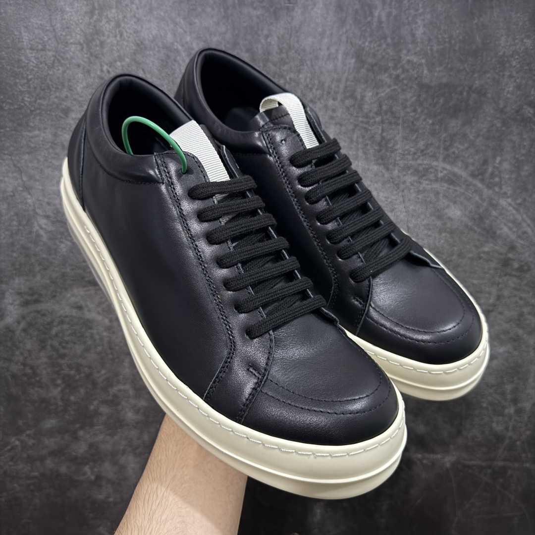 【莞顶渠道】瑞克 欧文斯Rick owens 主线 经典西瓜头 RO皮面低帮 进口原料牛皮 莞产超级顶货 新配色陆续上架 产品只会越做越漂亮💯 鞋头采用原版一致工艺 又翘又歪的效果目前这个技术市面上的任何版本都达不到这个效果 私模开发 细节一步到位不敢说百分百💯保证有百分之98还原 慢工出细活 好的产品不怕晚 这次的开发针对艺术家 收藏家 高品质 的人群 水染粒面小牛皮材质,和针车间距都是极致还原! 顶级头层的小牛皮,质感无敌,奢侈品的触感! 定制品牌logo的拉链!超大一比一规格礼盒装,重达3斤以上,外加定制欧文斯保护盒! 配有日文、英文,双语种配件卡片!细节诠释,一件不落。 鞋盒翻盖 三标,正面+底部都一一做到!虽然增加不了实质的成本,但是打磨产品的细节,再微小也会还原! 尺码:35 36 37 38 39 40 41 42 43 44 45 46-选品中心