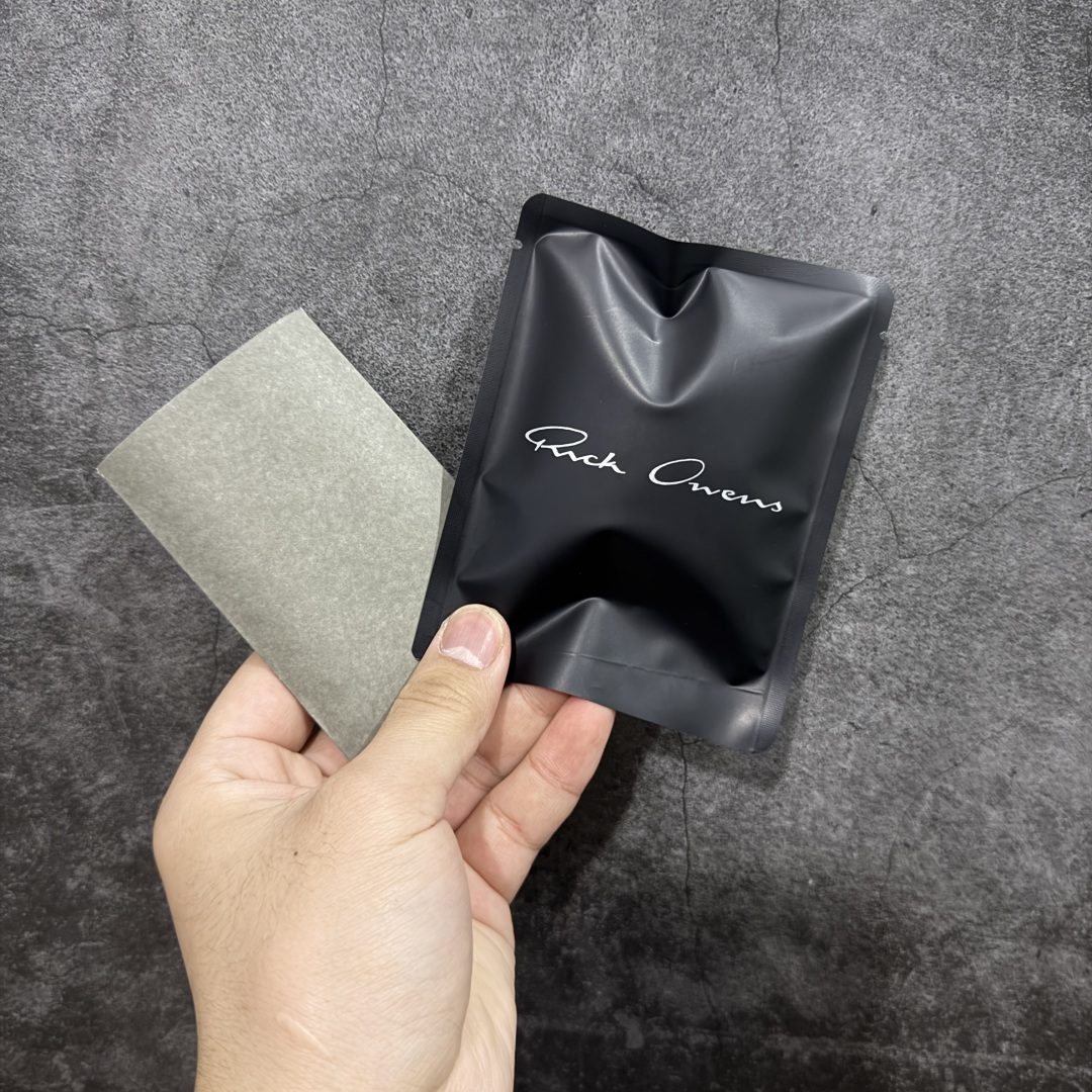 图片[9]-【莞顶渠道】瑞克 欧文斯Rick owens 主线 经典西瓜头 RO皮面低帮 进口原料牛皮 莞产超级顶货 新配色陆续上架 产品只会越做越漂亮💯 鞋头采用原版一致工艺 又翘又歪的效果目前这个技术市面上的任何版本都达不到这个效果 私模开发 细节一步到位不敢说百分百💯保证有百分之98还原 慢工出细活 好的产品不怕晚 这次的开发针对艺术家 收藏家 高品质 的人群 水染粒面小牛皮材质，和针车间距都是极致还原！ 顶级头层的小牛皮，质感无敌，奢侈品的触感！ 定制品牌logo的拉链！超大一比一规格礼盒装，重达3斤以上，外加定制欧文斯保护盒！ 配有日文、英文，双语种配件卡片！细节诠释，一件不落。 鞋盒翻盖 三标，正面+底部都一一做到！虽然增加不了实质的成本，但是打磨产品的细节，再微小也会还原！ 尺码：35 36 37 38 39 40 41 42 43 44 45 46-选品中心