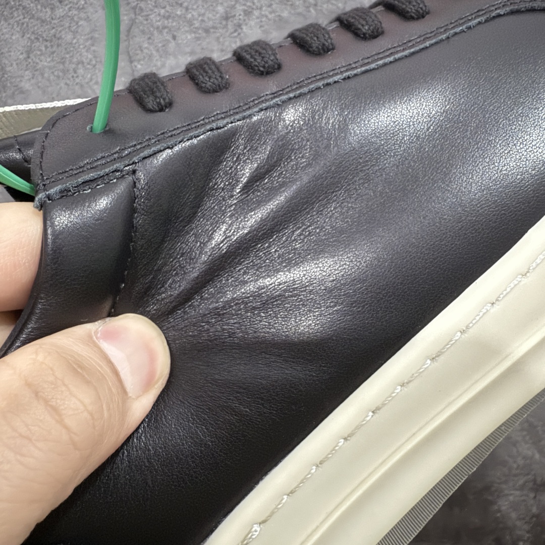 图片[3]-【莞顶渠道】瑞克 欧文斯Rick owens 主线 经典西瓜头 RO皮面低帮 进口原料牛皮 莞产超级顶货 新配色陆续上架 产品只会越做越漂亮💯 鞋头采用原版一致工艺 又翘又歪的效果目前这个技术市面上的任何版本都达不到这个效果 私模开发 细节一步到位不敢说百分百💯保证有百分之98还原 慢工出细活 好的产品不怕晚 这次的开发针对艺术家 收藏家 高品质 的人群 水染粒面小牛皮材质，和针车间距都是极致还原！ 顶级头层的小牛皮，质感无敌，奢侈品的触感！ 定制品牌logo的拉链！超大一比一规格礼盒装，重达3斤以上，外加定制欧文斯保护盒！ 配有日文、英文，双语种配件卡片！细节诠释，一件不落。 鞋盒翻盖 三标，正面+底部都一一做到！虽然增加不了实质的成本，但是打磨产品的细节，再微小也会还原！ 尺码：35 36 37 38 39 40 41 42 43 44 45 46-选品中心