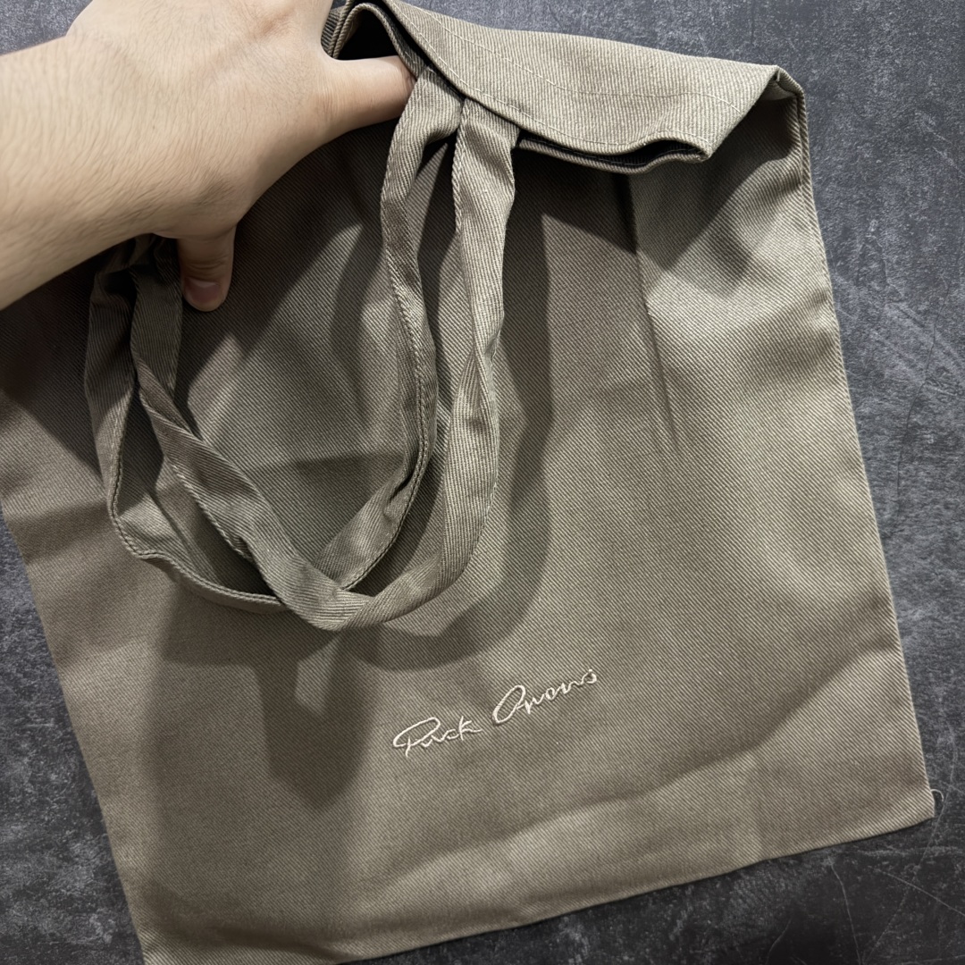 图片[10]-【莞顶渠道】瑞克 欧文斯Rick owens 主线 经典西瓜头 RO皮面低帮 进口原料牛皮 莞产超级顶货 新配色陆续上架 产品只会越做越漂亮💯 鞋头采用原版一致工艺 又翘又歪的效果目前这个技术市面上的任何版本都达不到这个效果 私模开发 细节一步到位不敢说百分百💯保证有百分之98还原 慢工出细活 好的产品不怕晚 这次的开发针对艺术家 收藏家 高品质 的人群 水染粒面小牛皮材质，和针车间距都是极致还原！ 顶级头层的小牛皮，质感无敌，奢侈品的触感！ 定制品牌logo的拉链！超大一比一规格礼盒装，重达3斤以上，外加定制欧文斯保护盒！ 配有日文、英文，双语种配件卡片！细节诠释，一件不落。 鞋盒翻盖 三标，正面+底部都一一做到！虽然增加不了实质的成本，但是打磨产品的细节，再微小也会还原！ 尺码：35 36 37 38 39 40 41 42 43 44 45 46-选品中心