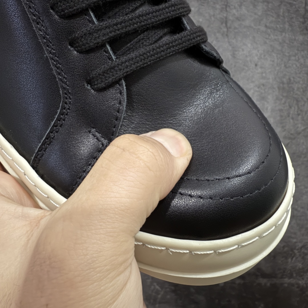 图片[4]-【莞顶渠道】瑞克 欧文斯Rick owens 主线 经典西瓜头 RO皮面低帮 进口原料牛皮 莞产超级顶货 新配色陆续上架 产品只会越做越漂亮💯 鞋头采用原版一致工艺 又翘又歪的效果目前这个技术市面上的任何版本都达不到这个效果 私模开发 细节一步到位不敢说百分百💯保证有百分之98还原 慢工出细活 好的产品不怕晚 这次的开发针对艺术家 收藏家 高品质 的人群 水染粒面小牛皮材质，和针车间距都是极致还原！ 顶级头层的小牛皮，质感无敌，奢侈品的触感！ 定制品牌logo的拉链！超大一比一规格礼盒装，重达3斤以上，外加定制欧文斯保护盒！ 配有日文、英文，双语种配件卡片！细节诠释，一件不落。 鞋盒翻盖 三标，正面+底部都一一做到！虽然增加不了实质的成本，但是打磨产品的细节，再微小也会还原！ 尺码：35 36 37 38 39 40 41 42 43 44 45 46-选品中心