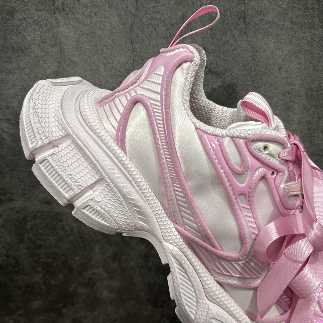 图片[7]-【VG版本】Balenciaga 3XL Denim 官方同步 巴黎世家十代10代 缎面蝴蝶结粉色 潮流跑鞋 全套原纸板楦头开发 最原汁原味的灵魂版型 全鞋荧光划线卡点 胶水把控整洁度追求极致完美 每一双都是工艺品 多重QC质检 超越公司货的品控标准 实实在在的免检产品 原盒原配 正确字体电绣 粗细、位置、大小正确 侧边TPU 透气孔匹配意产原版 正确分离大底 TPU软底 原版一致大底LOGO 立体感十足 原厂皮料水洗做旧 采购原厂网纱 不含皮革 网布材料和聚氨酯 磨损效果 鞋头边缘和后帮 Balenciaga 徽标 鞋面和后跟凸印尺码 鞋舌 3XL 橡胶品牌标识和反光细节 鞋帮拉袢和鞋舌拉祥 配反光细节 备用鞋带在鞋履前侧 可在穿着前取下 便于不同造型搭配 正常尺码 尺码：35 36 37 38 39 40 41 42-选品中心