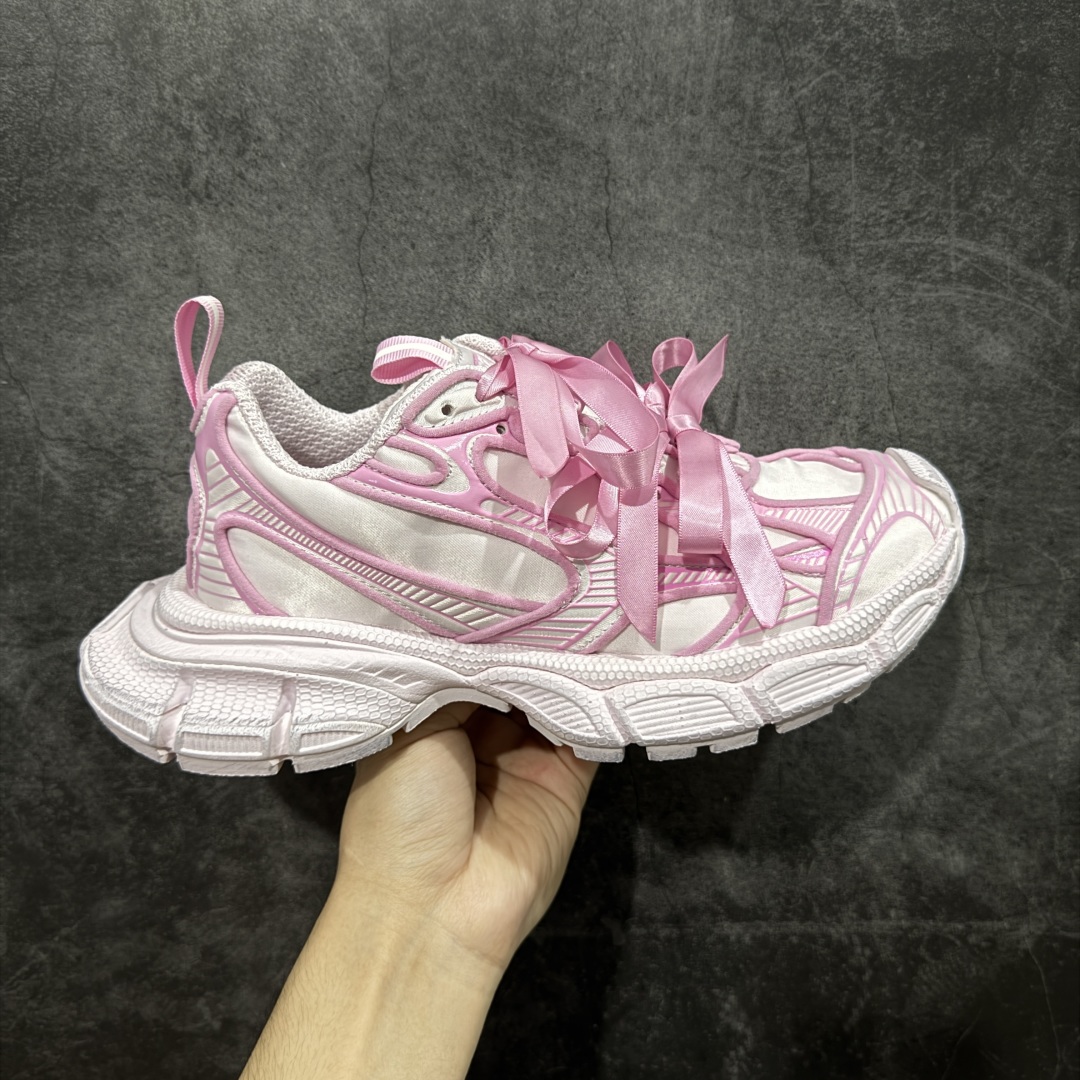 【VG版本】Balenciaga 3XL Denim 官方同步 巴黎世家十代10代 缎面蝴蝶结粉色 潮流跑鞋 全套原纸板楦头开发 最原汁原味的灵魂版型 全鞋荧光划线卡点 胶水把控整洁度追求极致完美 每一双都是工艺品 多重QC质检 超越公司货的品控标准 实实在在的免检产品 原盒原配 正确字体电绣 粗细、位置、大小正确 侧边TPU 透气孔匹配意产原版 正确分离大底 TPU软底 原版一致大底LOGO 立体感十足 原厂皮料水洗做旧 采购原厂网纱 不含皮革 网布材料和聚氨酯 磨损效果 鞋头边缘和后帮 Balenciaga 徽标 鞋面和后跟凸印尺码 鞋舌 3XL 橡胶品牌标识和反光细节 鞋帮拉袢和鞋舌拉祥 配反光细节 备用鞋带在鞋履前侧 可在穿着前取下 便于不同造型搭配 正常尺码 尺码:35 36 37 38 39 40 41 42-选品中心
