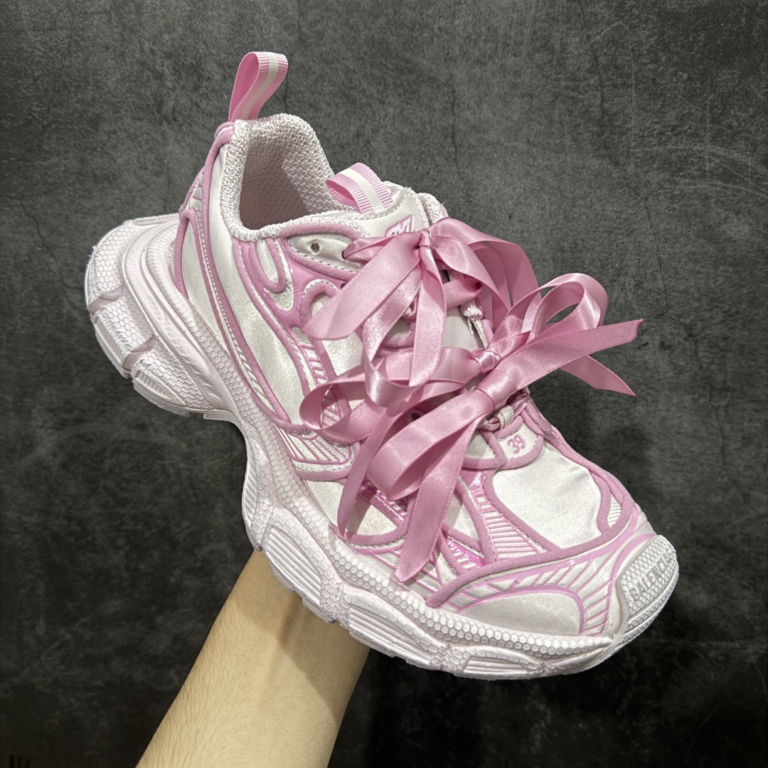 图片[3]-【VG版本】Balenciaga 3XL Denim 官方同步 巴黎世家十代10代 缎面蝴蝶结粉色 潮流跑鞋 全套原纸板楦头开发 最原汁原味的灵魂版型 全鞋荧光划线卡点 胶水把控整洁度追求极致完美 每一双都是工艺品 多重QC质检 超越公司货的品控标准 实实在在的免检产品 原盒原配 正确字体电绣 粗细、位置、大小正确 侧边TPU 透气孔匹配意产原版 正确分离大底 TPU软底 原版一致大底LOGO 立体感十足 原厂皮料水洗做旧 采购原厂网纱 不含皮革 网布材料和聚氨酯 磨损效果 鞋头边缘和后帮 Balenciaga 徽标 鞋面和后跟凸印尺码 鞋舌 3XL 橡胶品牌标识和反光细节 鞋帮拉袢和鞋舌拉祥 配反光细节 备用鞋带在鞋履前侧 可在穿着前取下 便于不同造型搭配 正常尺码 尺码：35 36 37 38 39 40 41 42-选品中心