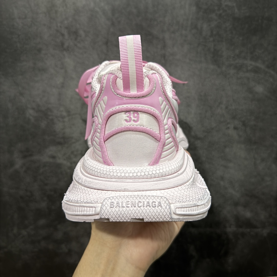 图片[4]-【VG版本】Balenciaga 3XL Denim 官方同步 巴黎世家十代10代 缎面蝴蝶结粉色 潮流跑鞋 全套原纸板楦头开发 最原汁原味的灵魂版型 全鞋荧光划线卡点 胶水把控整洁度追求极致完美 每一双都是工艺品 多重QC质检 超越公司货的品控标准 实实在在的免检产品 原盒原配 正确字体电绣 粗细、位置、大小正确 侧边TPU 透气孔匹配意产原版 正确分离大底 TPU软底 原版一致大底LOGO 立体感十足 原厂皮料水洗做旧 采购原厂网纱 不含皮革 网布材料和聚氨酯 磨损效果 鞋头边缘和后帮 Balenciaga 徽标 鞋面和后跟凸印尺码 鞋舌 3XL 橡胶品牌标识和反光细节 鞋帮拉袢和鞋舌拉祥 配反光细节 备用鞋带在鞋履前侧 可在穿着前取下 便于不同造型搭配 正常尺码 尺码：35 36 37 38 39 40 41 42-选品中心