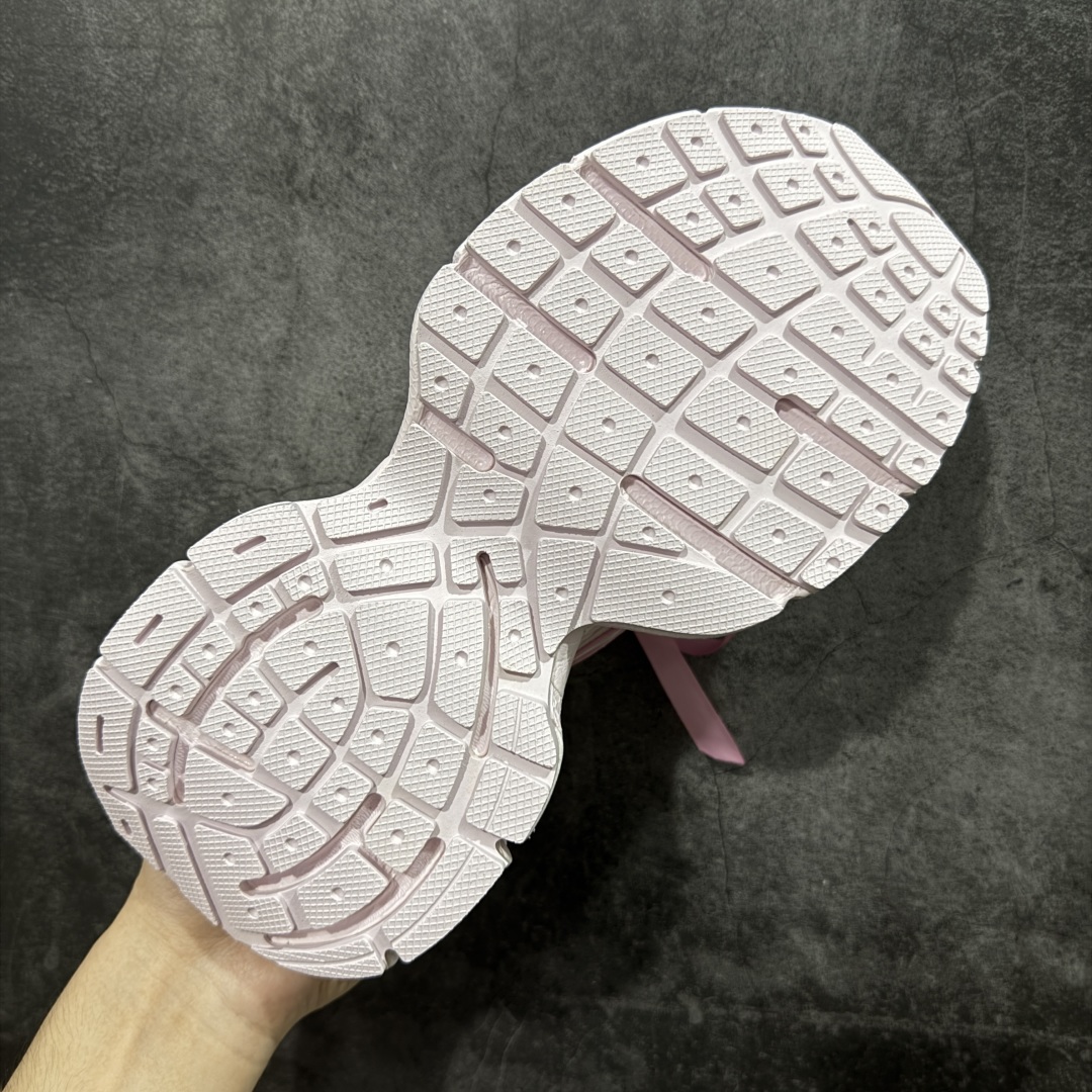 图片[9]-【VG版本】Balenciaga 3XL Denim 官方同步 巴黎世家十代10代 缎面蝴蝶结粉色 潮流跑鞋 全套原纸板楦头开发 最原汁原味的灵魂版型 全鞋荧光划线卡点 胶水把控整洁度追求极致完美 每一双都是工艺品 多重QC质检 超越公司货的品控标准 实实在在的免检产品 原盒原配 正确字体电绣 粗细、位置、大小正确 侧边TPU 透气孔匹配意产原版 正确分离大底 TPU软底 原版一致大底LOGO 立体感十足 原厂皮料水洗做旧 采购原厂网纱 不含皮革 网布材料和聚氨酯 磨损效果 鞋头边缘和后帮 Balenciaga 徽标 鞋面和后跟凸印尺码 鞋舌 3XL 橡胶品牌标识和反光细节 鞋帮拉袢和鞋舌拉祥 配反光细节 备用鞋带在鞋履前侧 可在穿着前取下 便于不同造型搭配 正常尺码 尺码：35 36 37 38 39 40 41 42-选品中心
