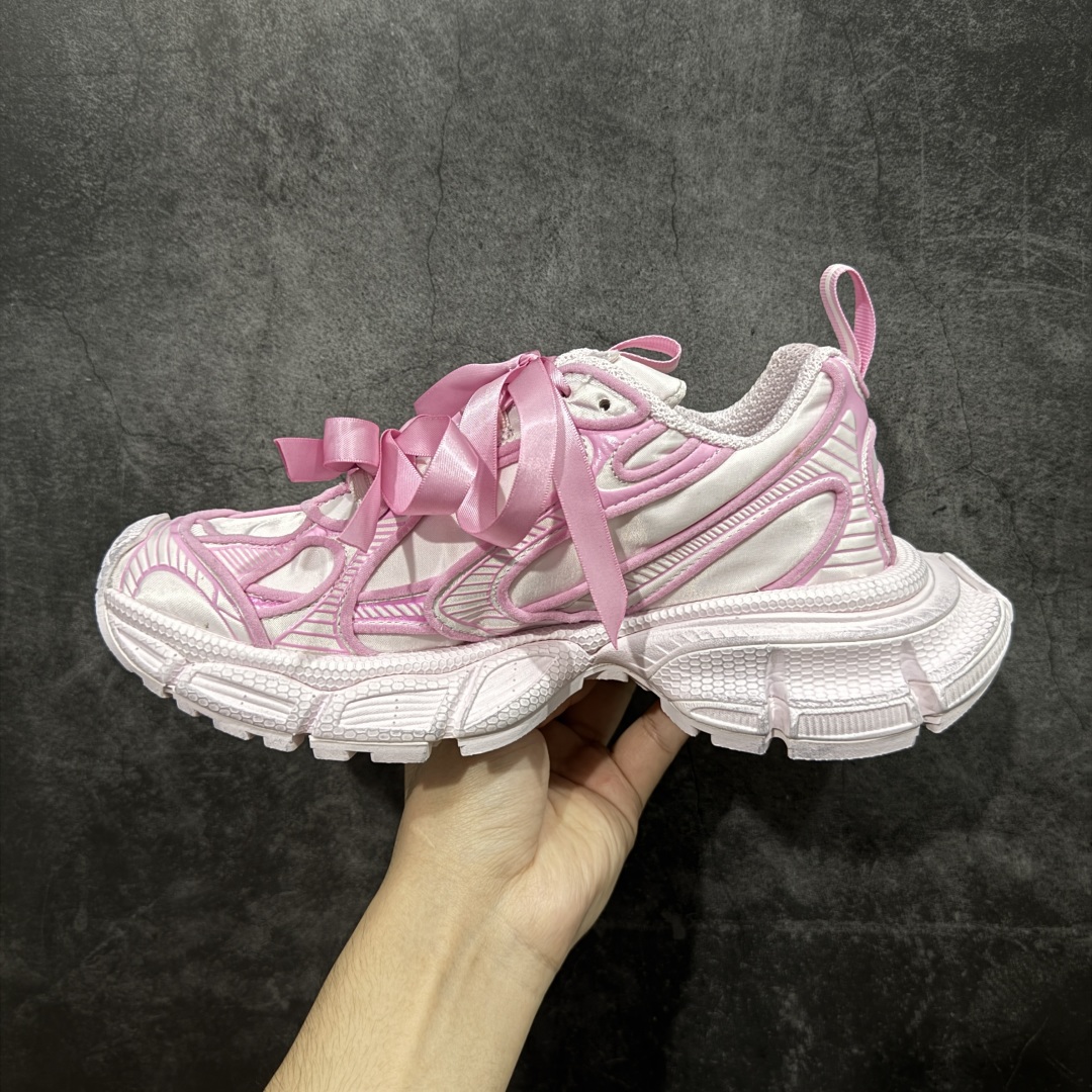 图片[2]-【VG版本】Balenciaga 3XL Denim 官方同步 巴黎世家十代10代 缎面蝴蝶结粉色 潮流跑鞋 全套原纸板楦头开发 最原汁原味的灵魂版型 全鞋荧光划线卡点 胶水把控整洁度追求极致完美 每一双都是工艺品 多重QC质检 超越公司货的品控标准 实实在在的免检产品 原盒原配 正确字体电绣 粗细、位置、大小正确 侧边TPU 透气孔匹配意产原版 正确分离大底 TPU软底 原版一致大底LOGO 立体感十足 原厂皮料水洗做旧 采购原厂网纱 不含皮革 网布材料和聚氨酯 磨损效果 鞋头边缘和后帮 Balenciaga 徽标 鞋面和后跟凸印尺码 鞋舌 3XL 橡胶品牌标识和反光细节 鞋帮拉袢和鞋舌拉祥 配反光细节 备用鞋带在鞋履前侧 可在穿着前取下 便于不同造型搭配 正常尺码 尺码：35 36 37 38 39 40 41 42-选品中心