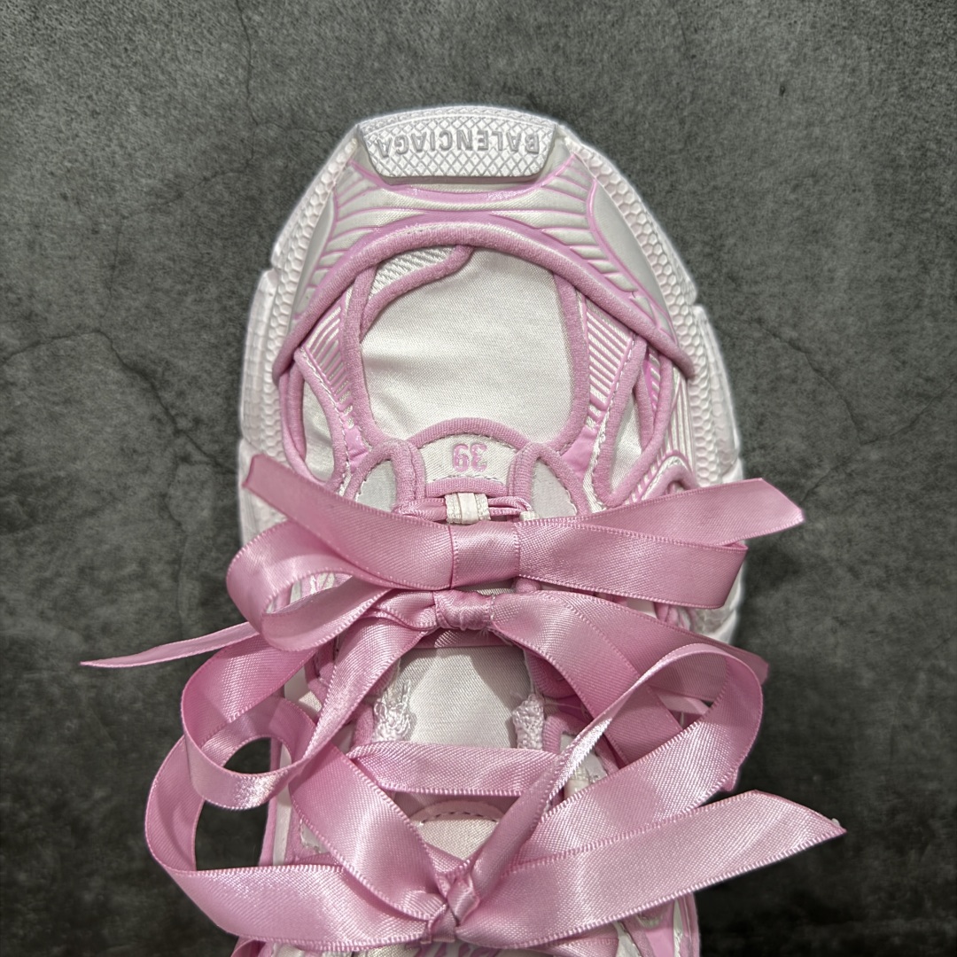 图片[5]-【VG版本】Balenciaga 3XL Denim 官方同步 巴黎世家十代10代 缎面蝴蝶结粉色 潮流跑鞋 全套原纸板楦头开发 最原汁原味的灵魂版型 全鞋荧光划线卡点 胶水把控整洁度追求极致完美 每一双都是工艺品 多重QC质检 超越公司货的品控标准 实实在在的免检产品 原盒原配 正确字体电绣 粗细、位置、大小正确 侧边TPU 透气孔匹配意产原版 正确分离大底 TPU软底 原版一致大底LOGO 立体感十足 原厂皮料水洗做旧 采购原厂网纱 不含皮革 网布材料和聚氨酯 磨损效果 鞋头边缘和后帮 Balenciaga 徽标 鞋面和后跟凸印尺码 鞋舌 3XL 橡胶品牌标识和反光细节 鞋帮拉袢和鞋舌拉祥 配反光细节 备用鞋带在鞋履前侧 可在穿着前取下 便于不同造型搭配 正常尺码 尺码：35 36 37 38 39 40 41 42-选品中心